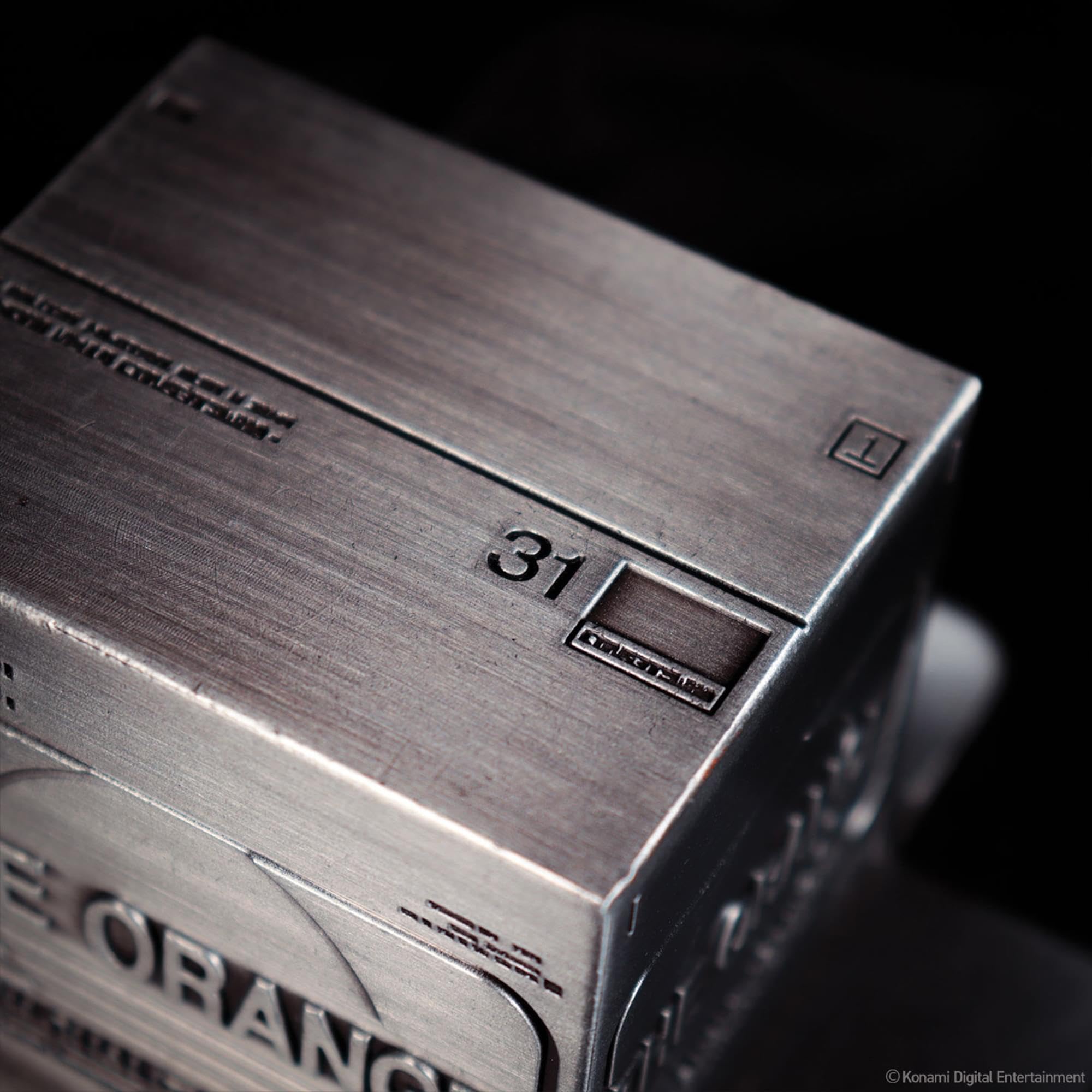 FaNaTtik Metal Gear Solid 2 - Caja de cartón réplica de edición limitada, accesorio de metal con licencia oficial, mercancía coleccionable para jugadores, hecha para fanáticos, pieza numerada