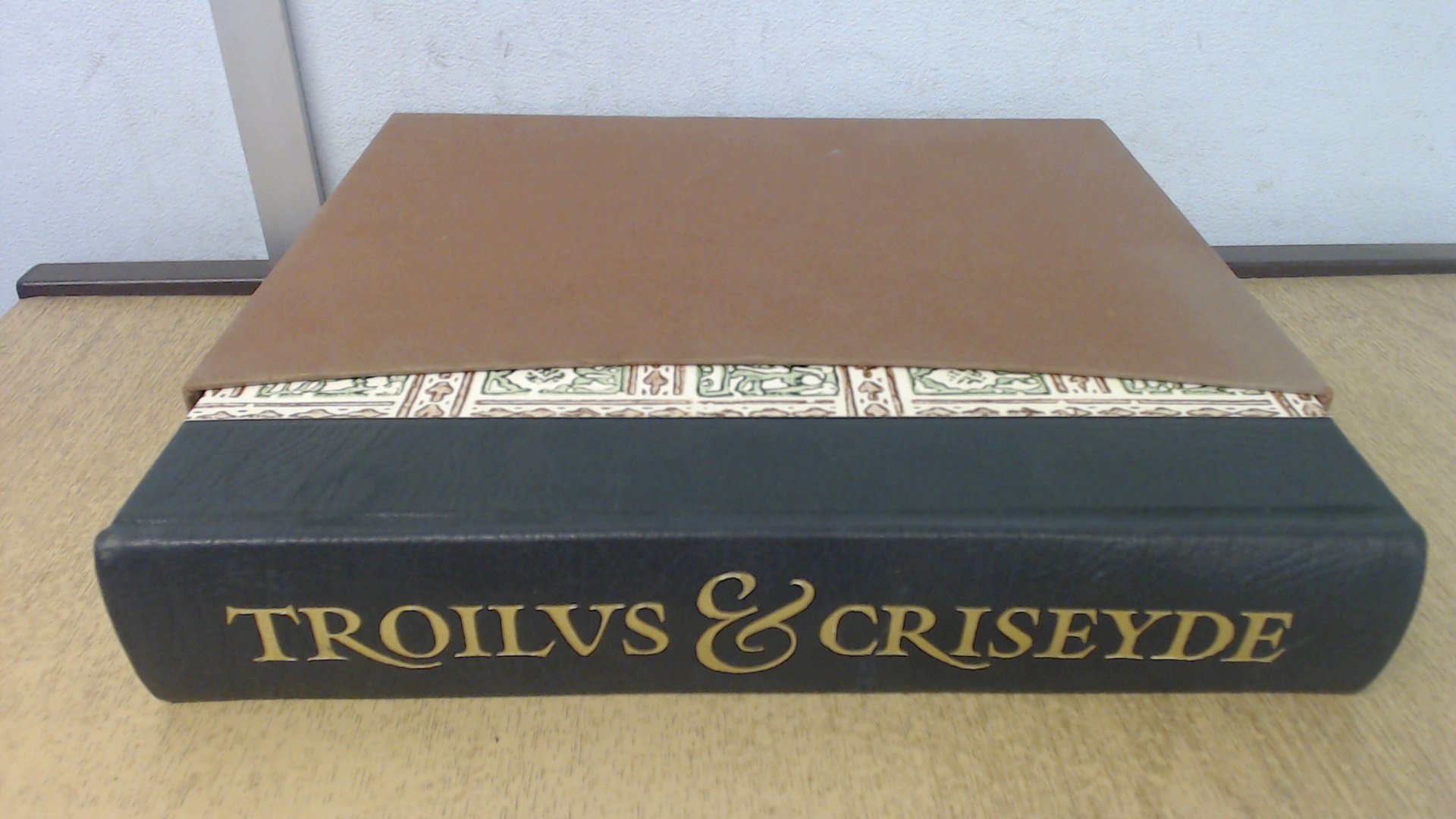 Buy Chaucer's Troilus and Criseyde (Unwin Critical Library) — BookShops.in