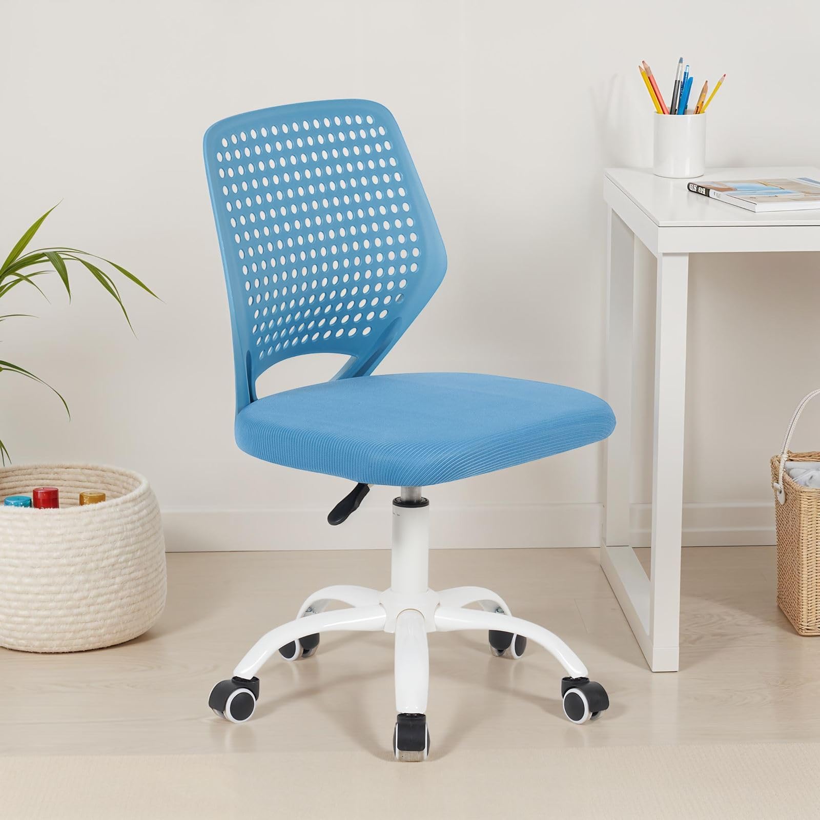 IDIMEX Schreibtischstuhl Jade höhenverstellbar, Blau – ergonomischer Bürostuhl für Kinder, atmungsaktiver Mesh-Bezug, Rückenlehne aus Kunststoff, 5-Stern-Fußkreuz aus Metall