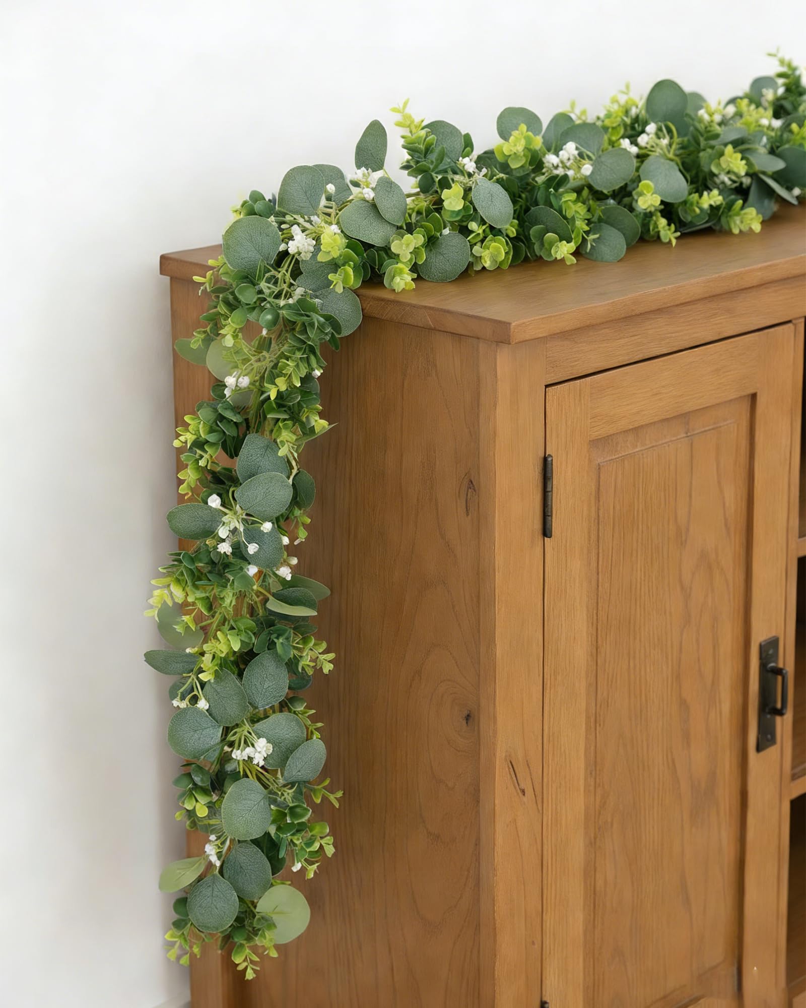Guirlande d'eucalyptus pour deco mariage reussie et arche de jardin fleurie sans entretien