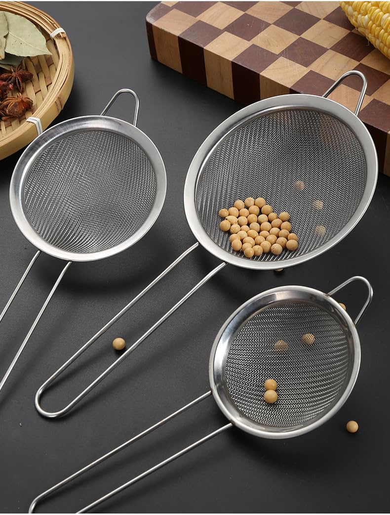 Lot de 3 tamis en métal en acier inoxydable, tamis à mailles fines, pack de 3 tamis de cuisine, tamis pour cuisson, farine pour pâtisserie, tamis anti-rouille(Pack of 3 (20 22 24 CM))