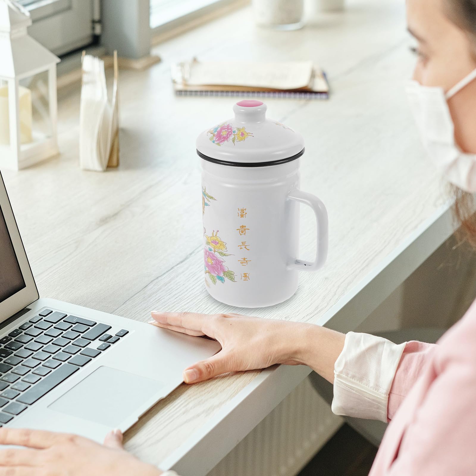 Taza de Esmalte y Mango Ergonómico Capacidad 0.6 L con Infusor de Té Diseño Resistente al Calor para Oficina y Hogar