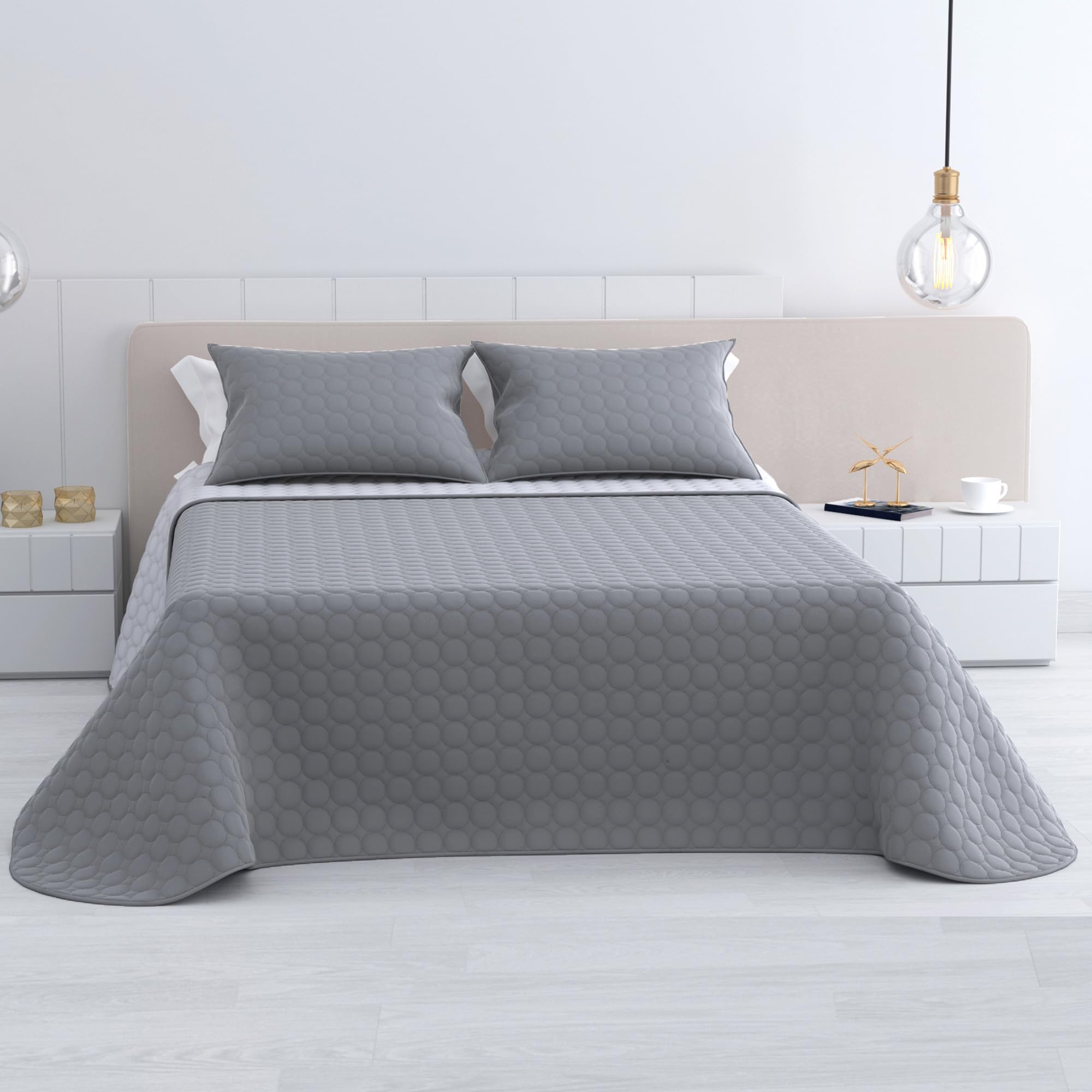 various - Colcha Bouti Emboss para Verano y Premivera,Reversible Liso de Color Gris + 2 Funda Cojin 50x70 cm,Colcha Cubrecama Ligera Fina,Entretiempo 100% Poliéster. (Cama 150-250 x 260cm)