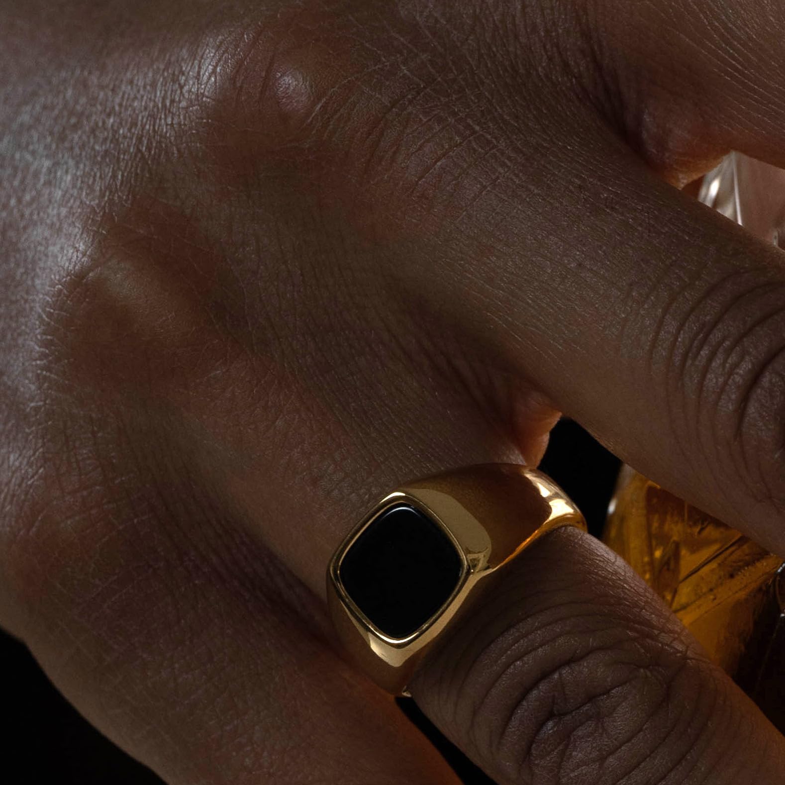 DJADEE Esther Onyx Ring in Gold beschichteter Edelstahl, 18 Karat vergoldet, wasserfest, nickel- und allergiefrei, langlebig mit Onyx Stein schwarz Geschenk für Männer Premiumqualität