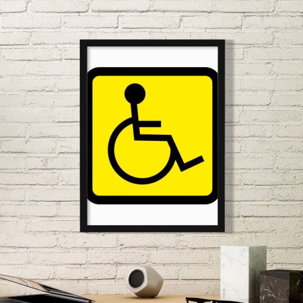 Symbole d'avertissement jaune handicapé pour éviter les erreurs de stationnement et d'accès