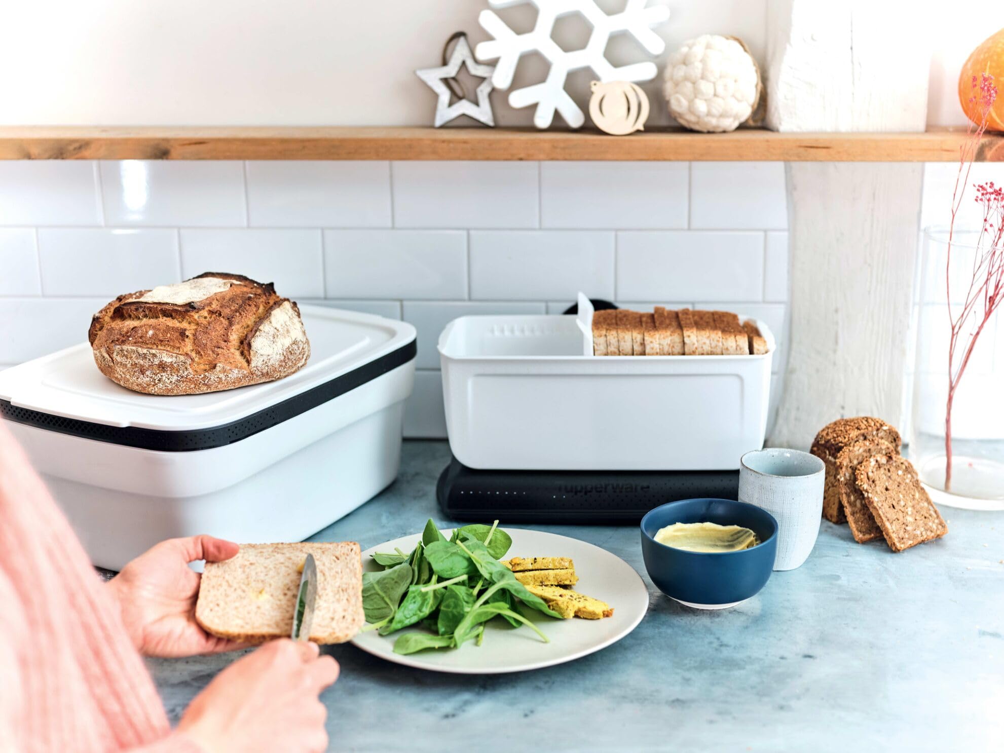 Tupperware BreadSmart Junior – Innovativo contenitore per il pane mantiene i prodotti da forno freschi più a lungo, contenitore da cucina per pane, pasticcini e croissant – Il design della base