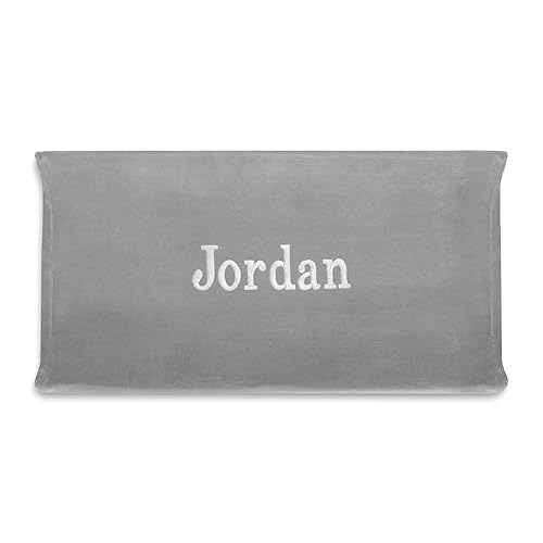 Miniatura 2 de Delta Children Cambiador contorneado personalizado con funda de felpa, bordado con nombre (gris)