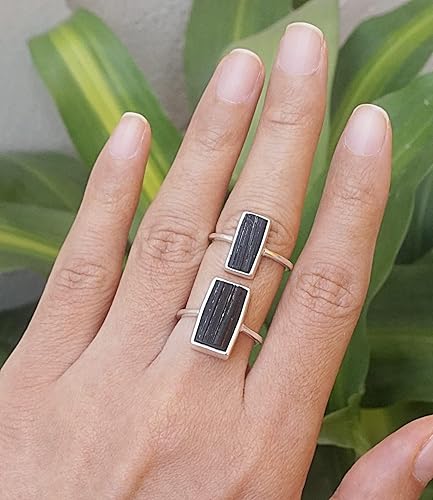 Vista 9 de Anillo apilable de plata esterlina maciza de turmalina negra cruda, piedra natal de octubre