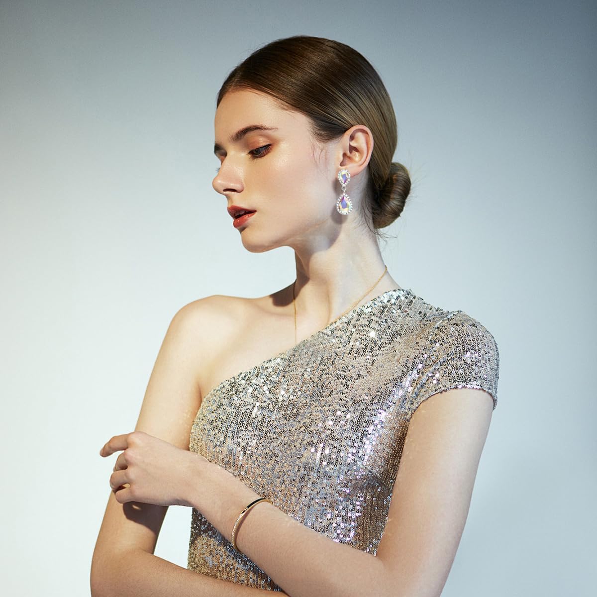Vintage Rhinestone Teardrop Dangle Earrings Sparkle Crystal Bridal Earrings for Brides Bridesmaides Statement Drop Earrings for Women Wedding Formal Prom
