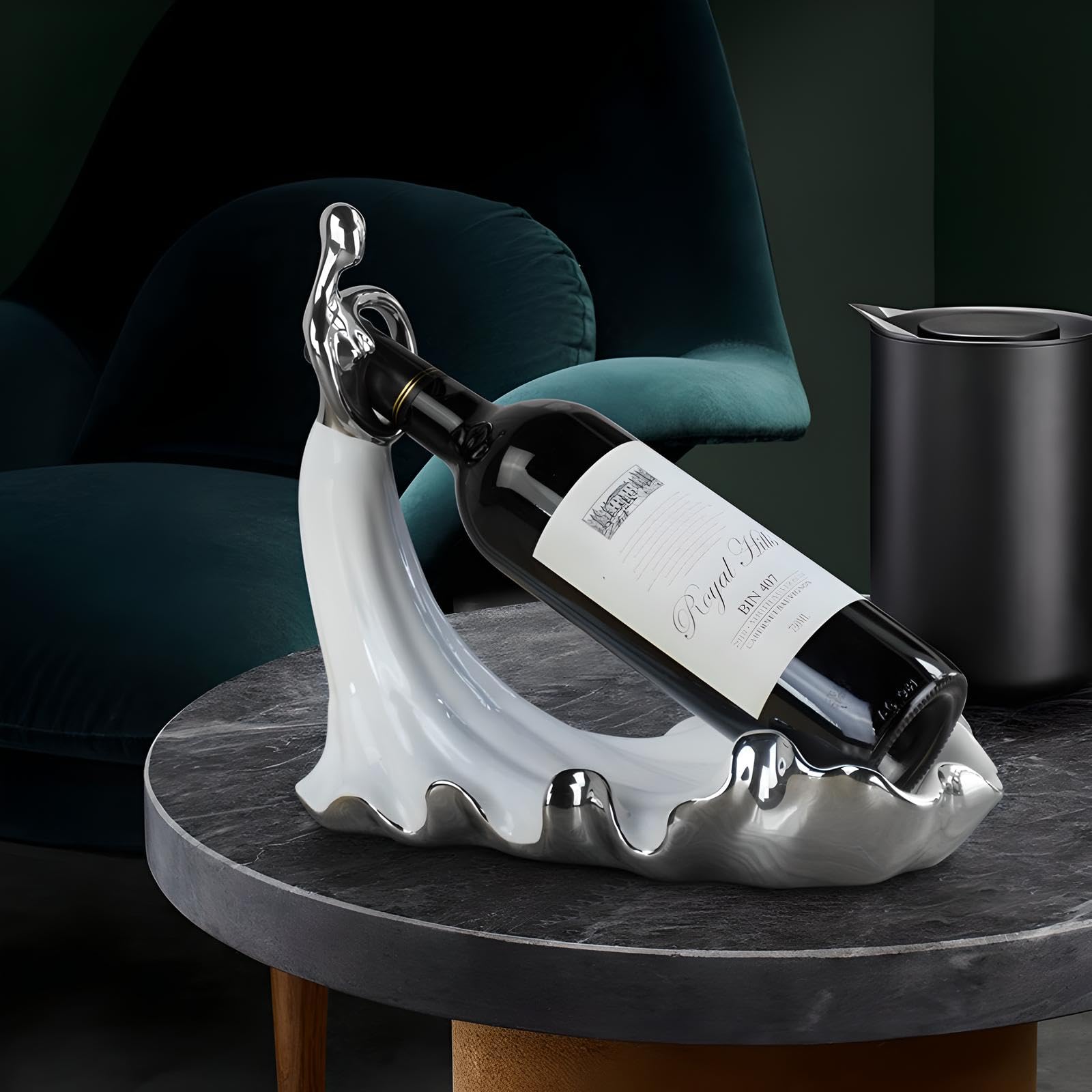 Dekoracyjny stojak na wino z białej ceramiki z szarymi metalicznymi detalami – nowoczesny design ze stylizowaną figurą – elegancki uchwyt na wino na stół, do kuchni, salonu lub na prezent – 30 x 15 x