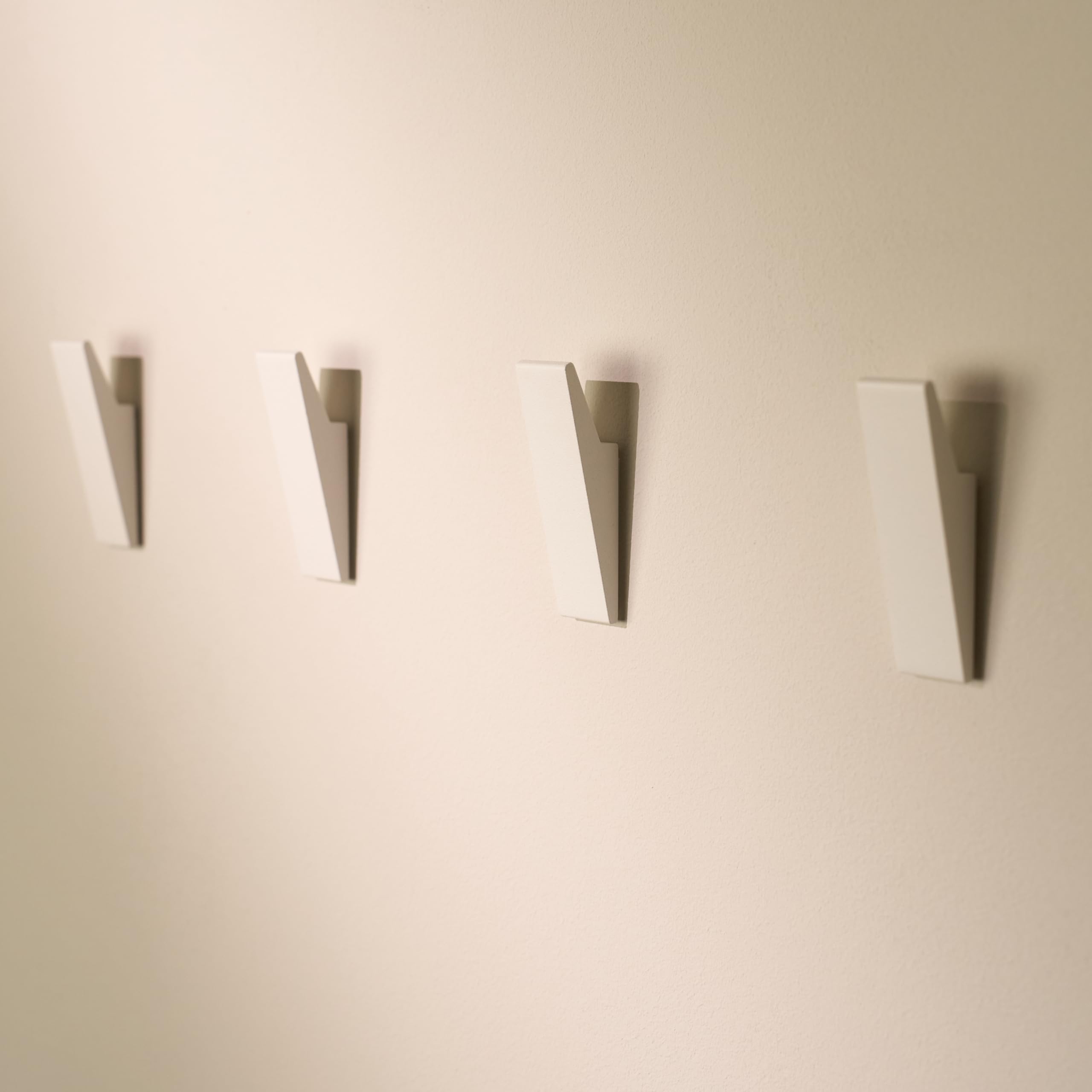 Design Hamburgo Ganchos Adhesivos para Pared | Toallero de Baño sin Taladro | Ganchos para Cocina y Baño | Pack de 4 | Diseño Moderno | Blanco Mate