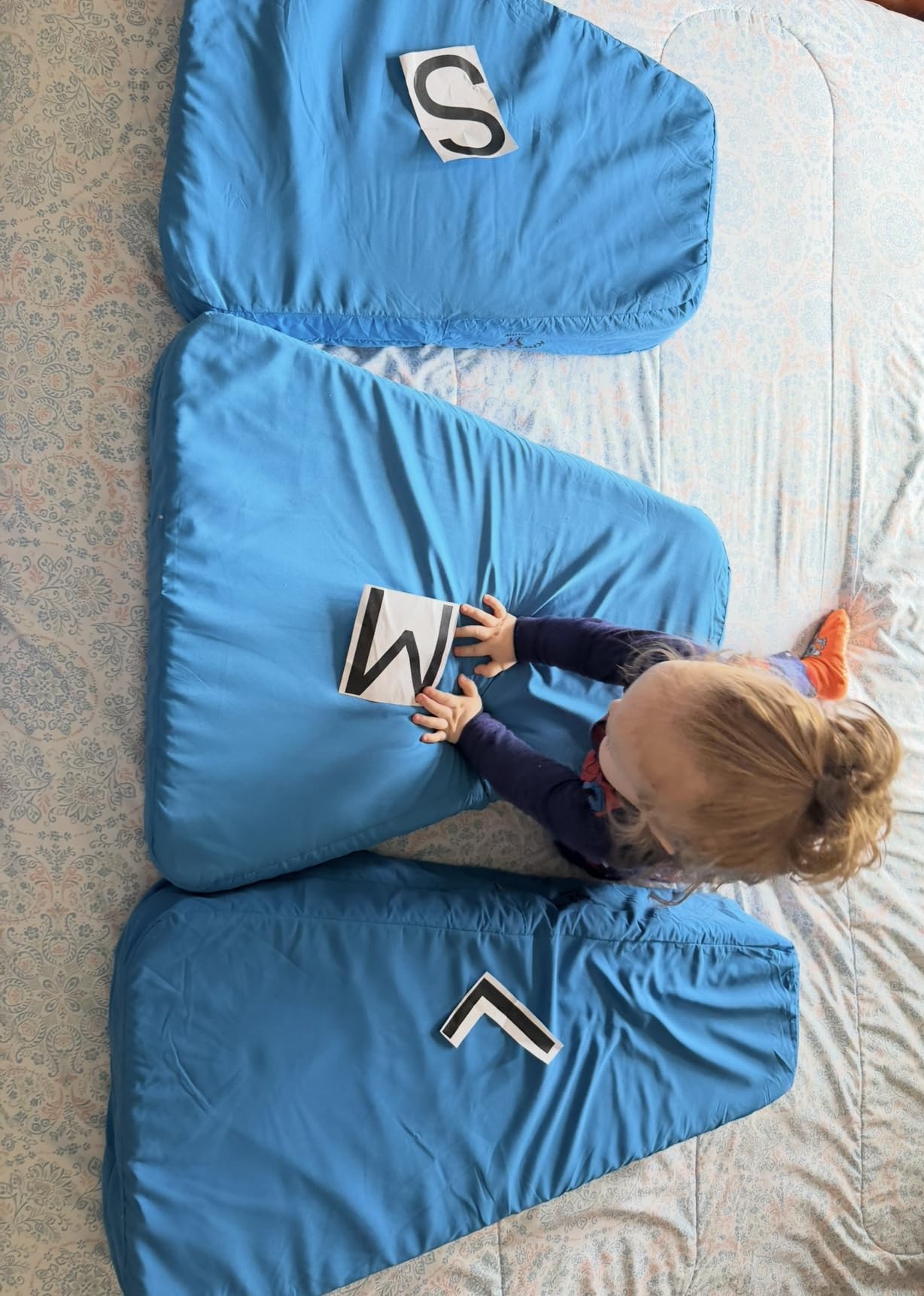 Restful Sleep - Cojín trapezoidal patentado de apoyo para piernas para dormir de lado, embarazo, postoperatorio, alivio del dolor en las articulaciones, alineación ortopédica