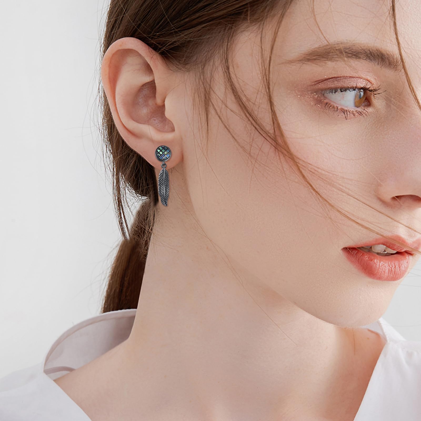 YAFEINI Pendientes de pluma negra de plata de ley 925 con concha de abulón, pendientes colgantes bohemios, regalo para mujeres y hombres, accesorios punk