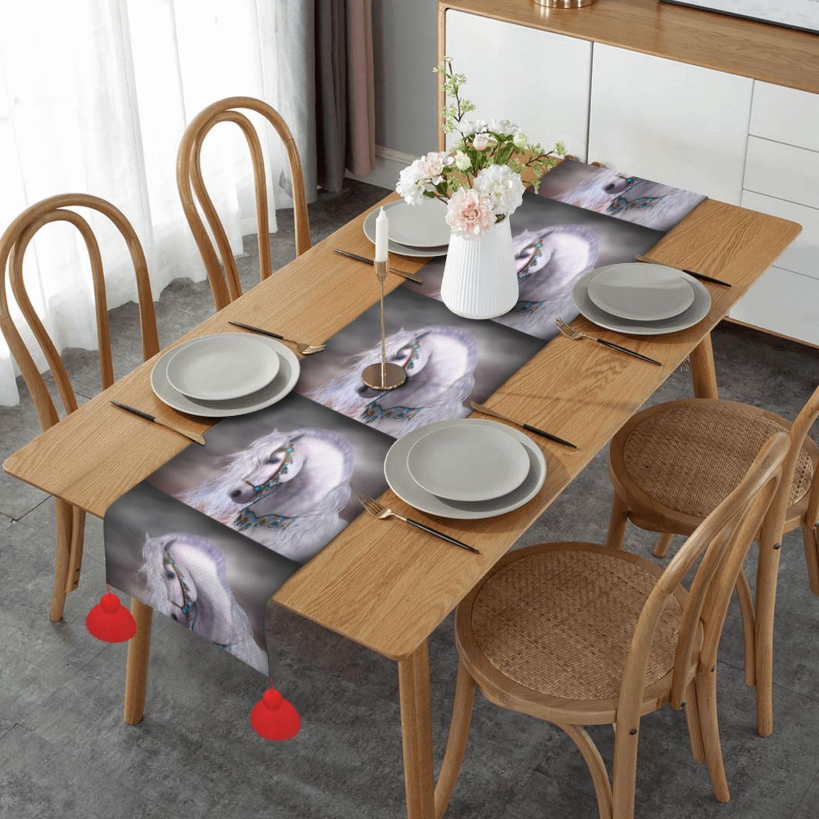 Chemin de table motif cheval blanc avec pompons : cadeau idéal pour Noël et anniversaire