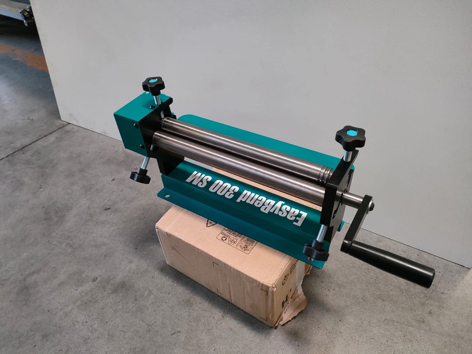 Calandra manuale per lamiera EasyBend 300 SM - Larghezza Utile 300 mm, diametro rulli 30 mm