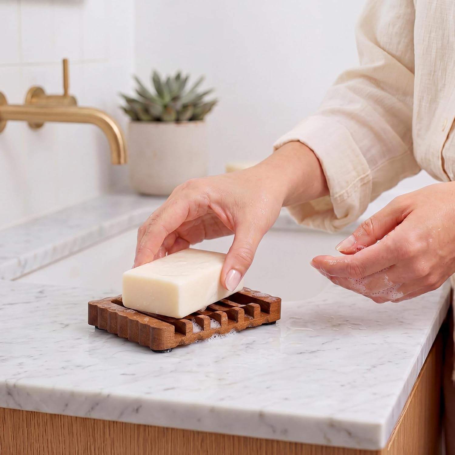 Jinei 1 Pcs Scalloped Wood Soap Dish 4.72 x 2.95 x 0.59 Inch Sapele Bar Soap Holder with Self Draining Non-Slip Point Design Sponge Saver for Shower Bathroom Kitchen