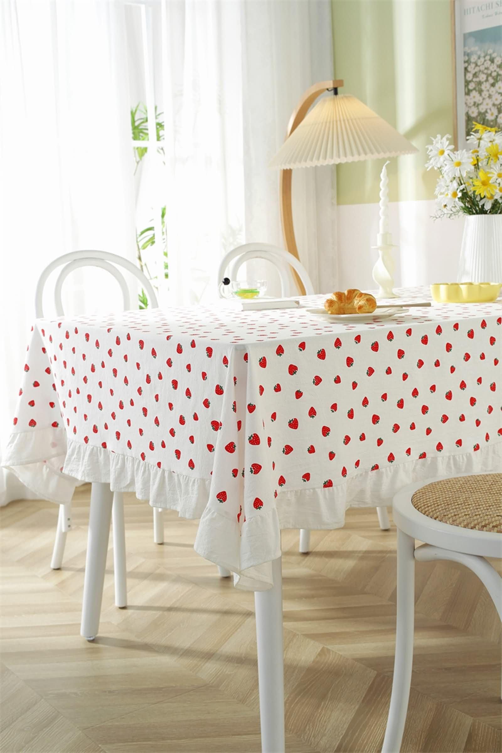 Tovaglia Rettangolare Antimacchia per Tavolo Bianco, Fantasia Fragola con Volant, in Cotone Lavabile, 130 x 180 cm, Tovaglia per Sala da Pranzo
