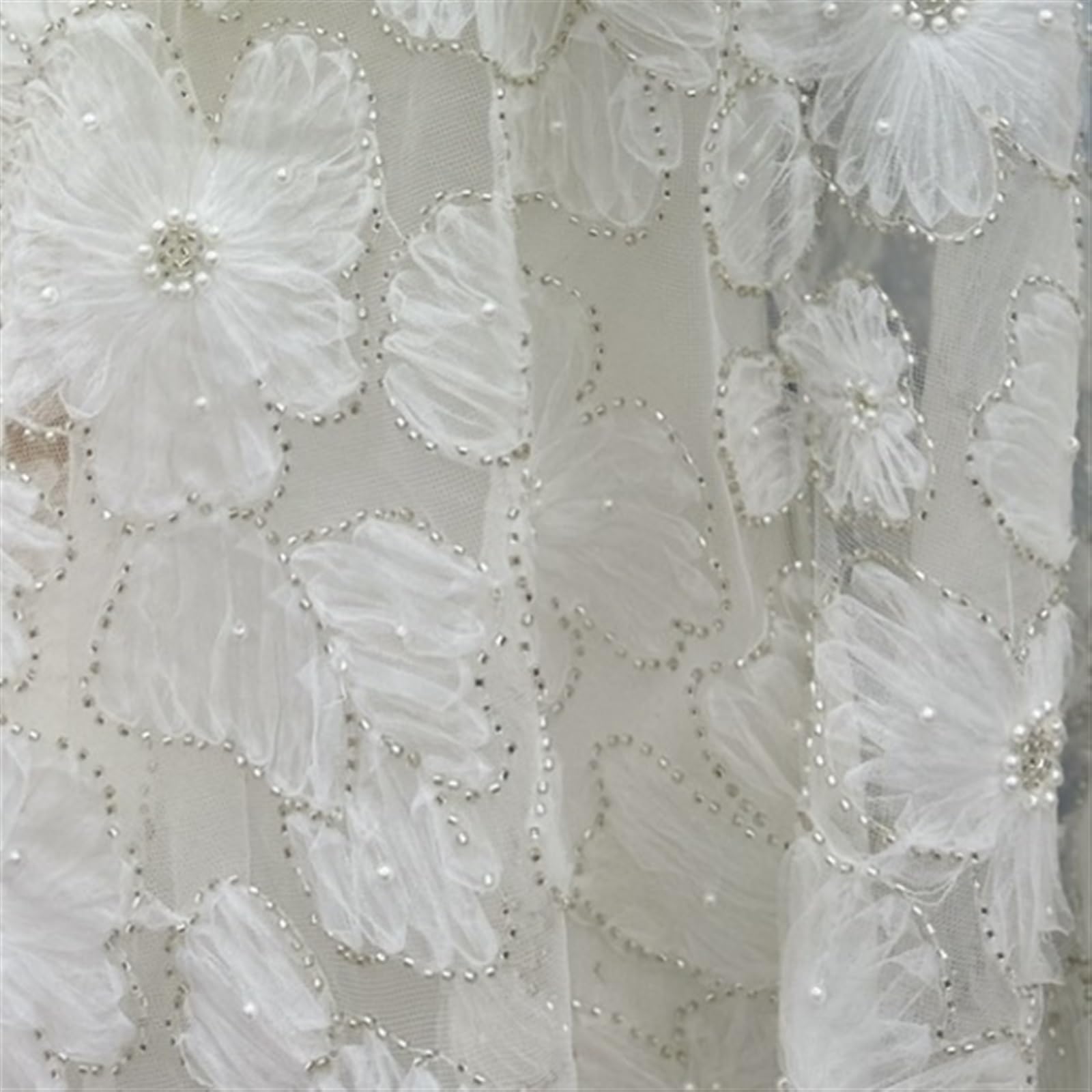 Tela de encaje con flores 3D y cuentas plateadas que realzan tu vestido de novia