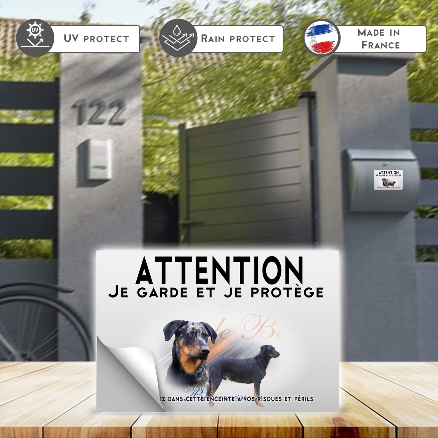 Vista Frontale Del Cane Di Beauceron, Sedentesi Fotografia Stock