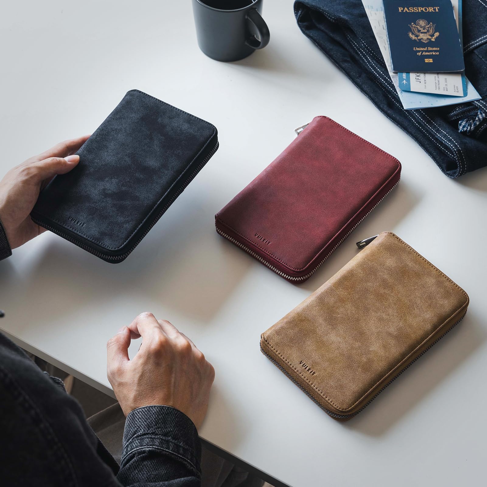 VULKIT Funda Pasaporte Familiar para 3-4 Pasaportes Protección RFID Portadocumentos Viaje Mujer & Hombre Porta Pasaport para Billetes, Dinero, Tarjetas, Tarjeta SIM, Bolígrafo - Marrón