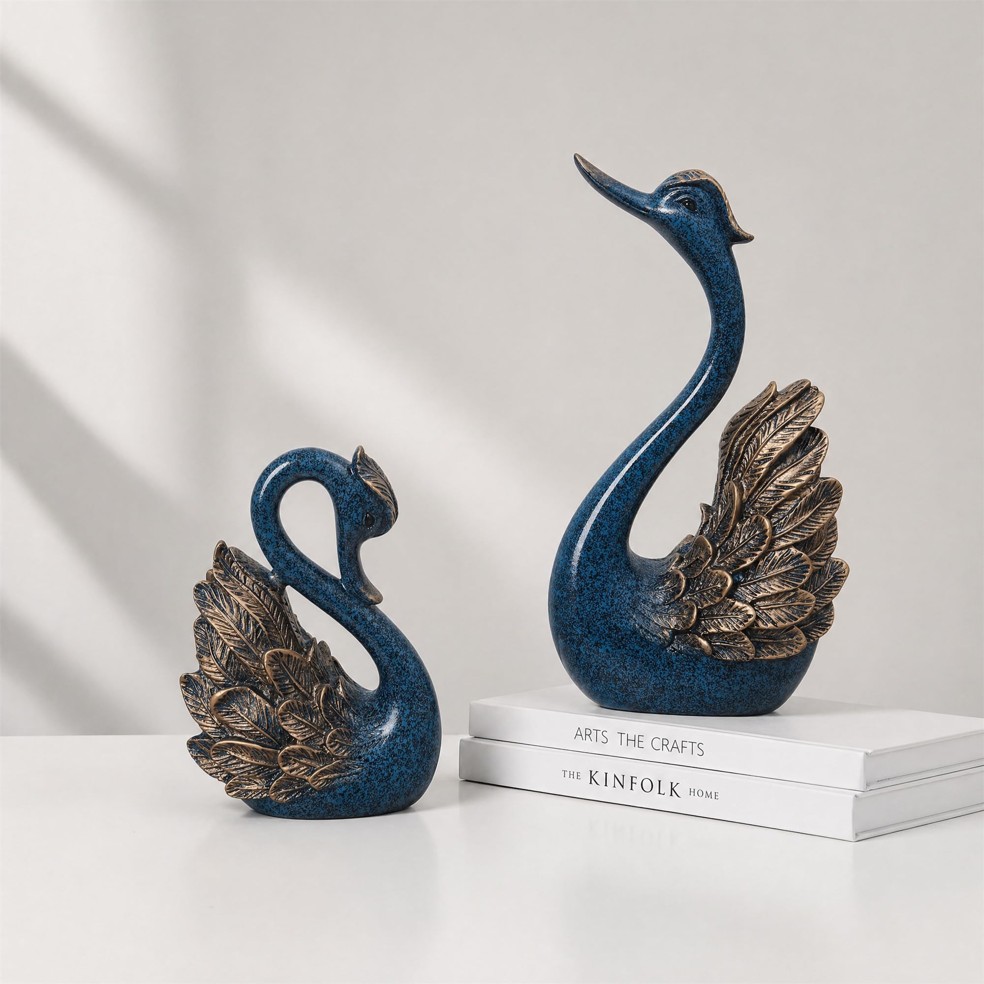 2 statue di cigni per la casa di coppia, decorazioni per la casa per soggiorno e accessori, sculture per la casa per tavolino da caffè, accenti decorativi per scaffali per libri (blu)