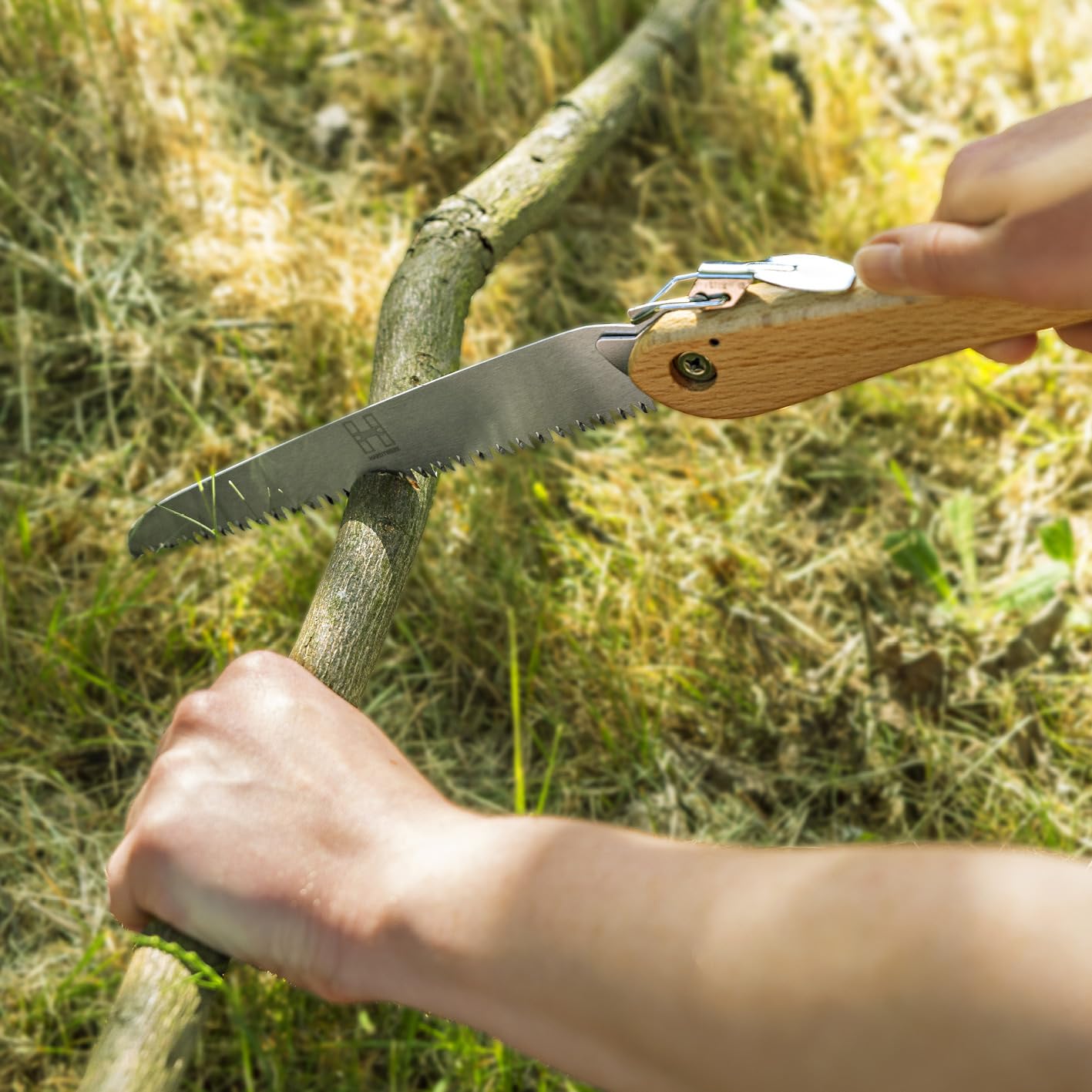 HARDTWERK Scie pliante Alpha avec manche en bambou (210 mm) pour jardin, extérieur, Bushcraft avec mousqueton en S, scie à main en acier au carbone SK5, scie à main pliante polyvalente, scie à main de