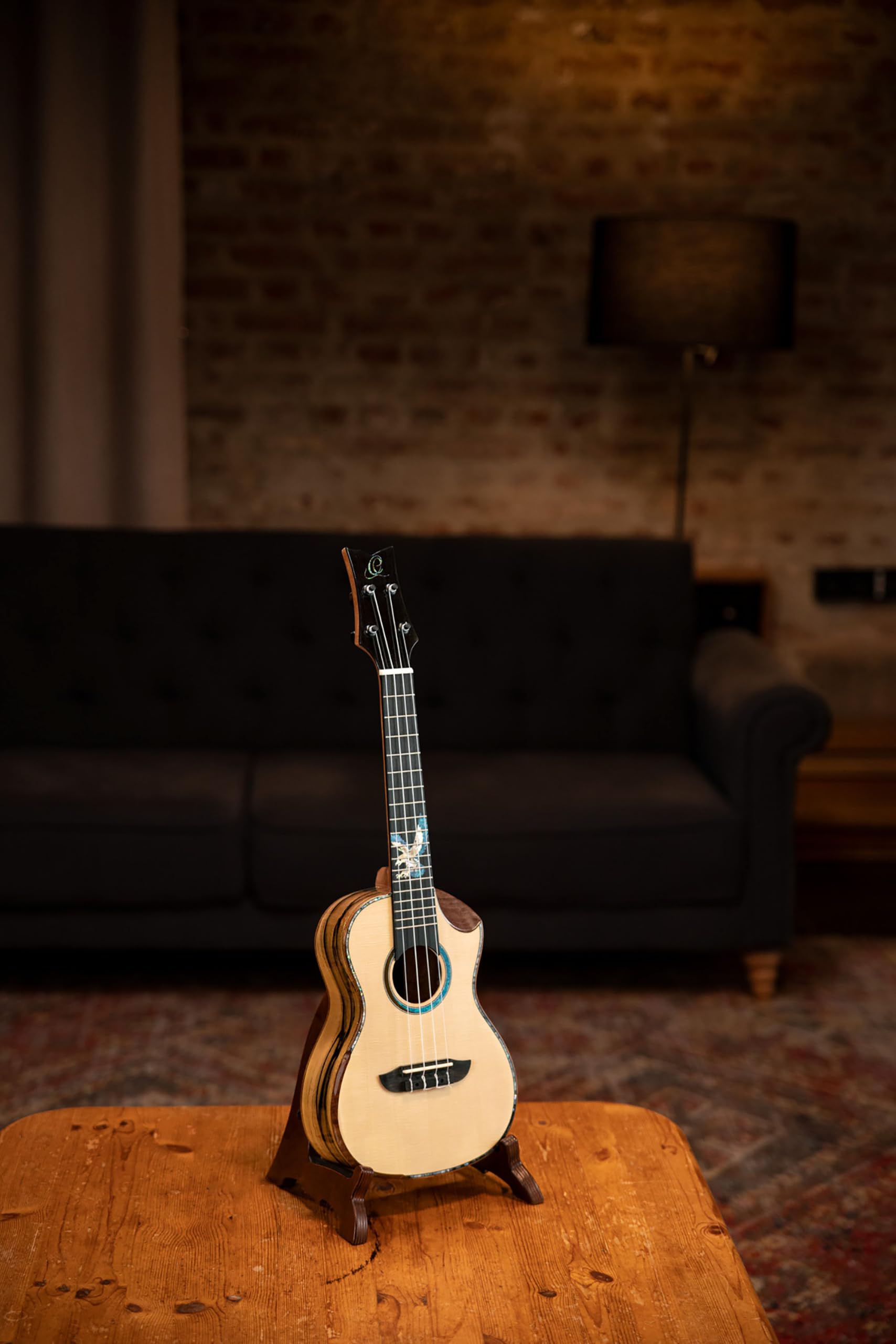 Ortega Guitars Ukulélé Concert Electro-Acoustique – Série The Private Room – Housse Incluse – Épicéa / Ébène blanc, Naturel (EAGLESUITE-U)