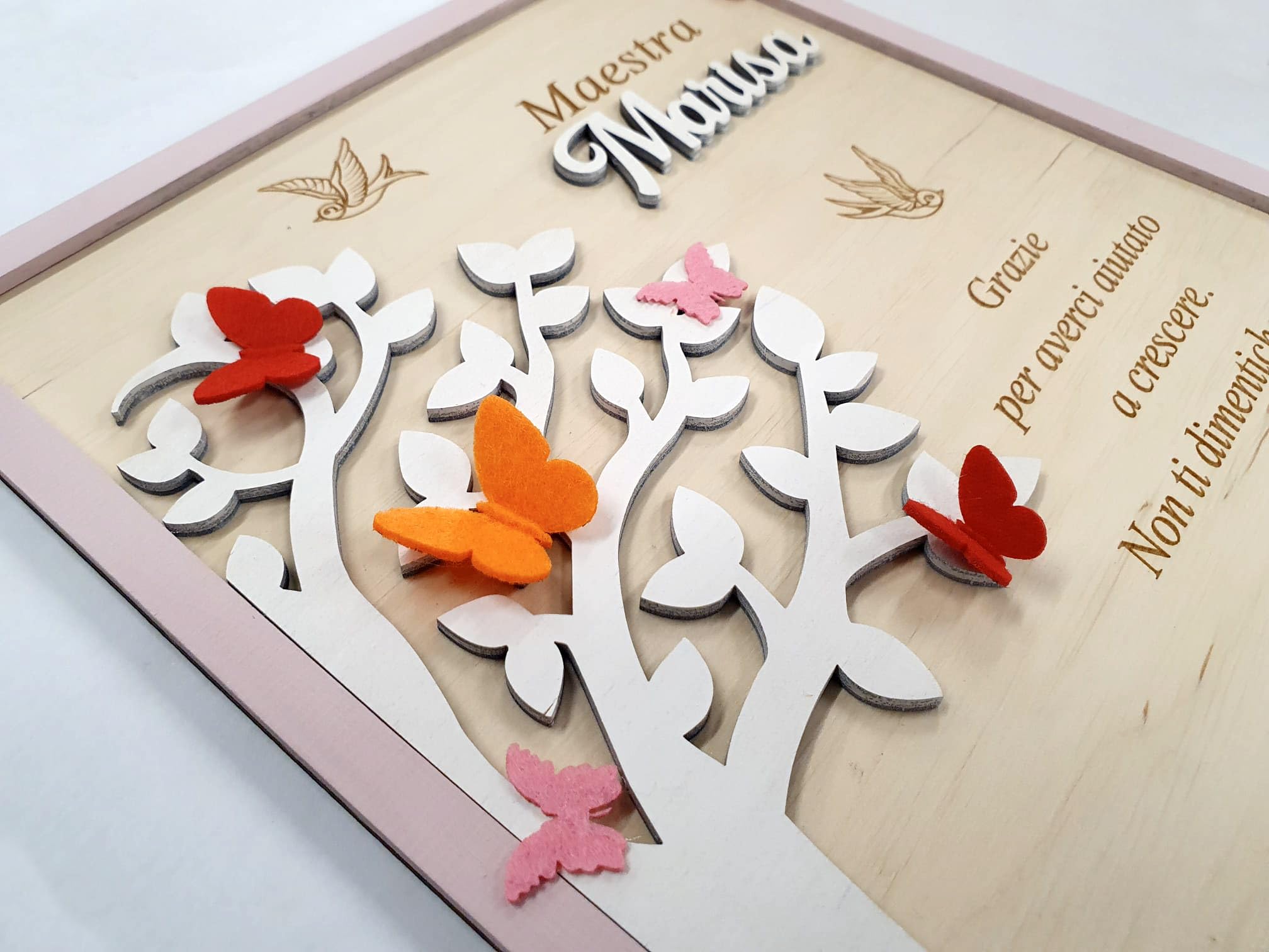 Quadro di Ringraziamento per Maestra Maestro Personalizzato, Decorazione in Legno con Farfalle ed albero della vita, idea regalo di fine anno, chiusura scuola - dedica personalizzata