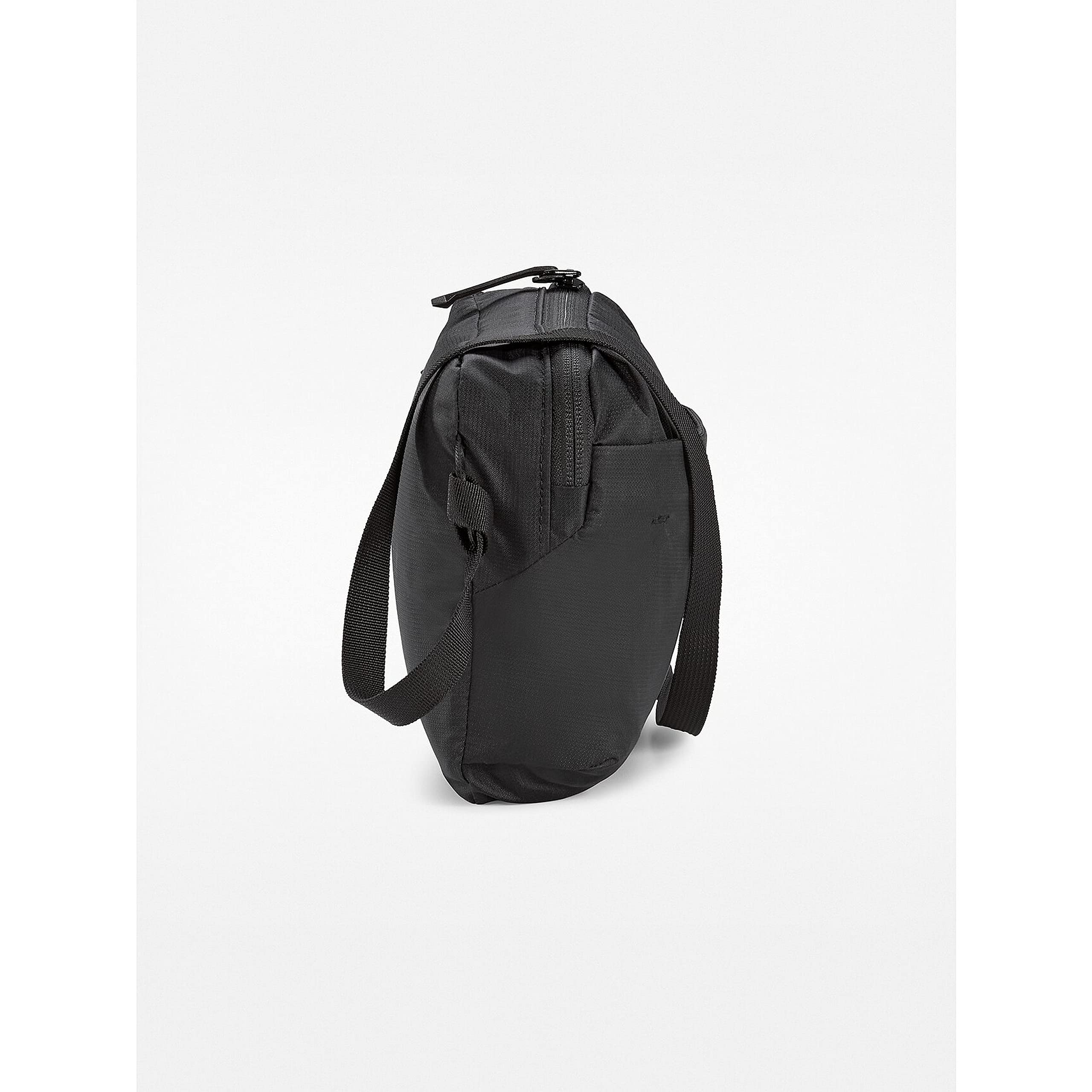 新品★2025年　アークテリクス直営店購入　アークテリクス　ヒリアド6 ブラック Amazon.co.jp: ARCTERYX(アークテリクス) ヒリアド6Lクロス