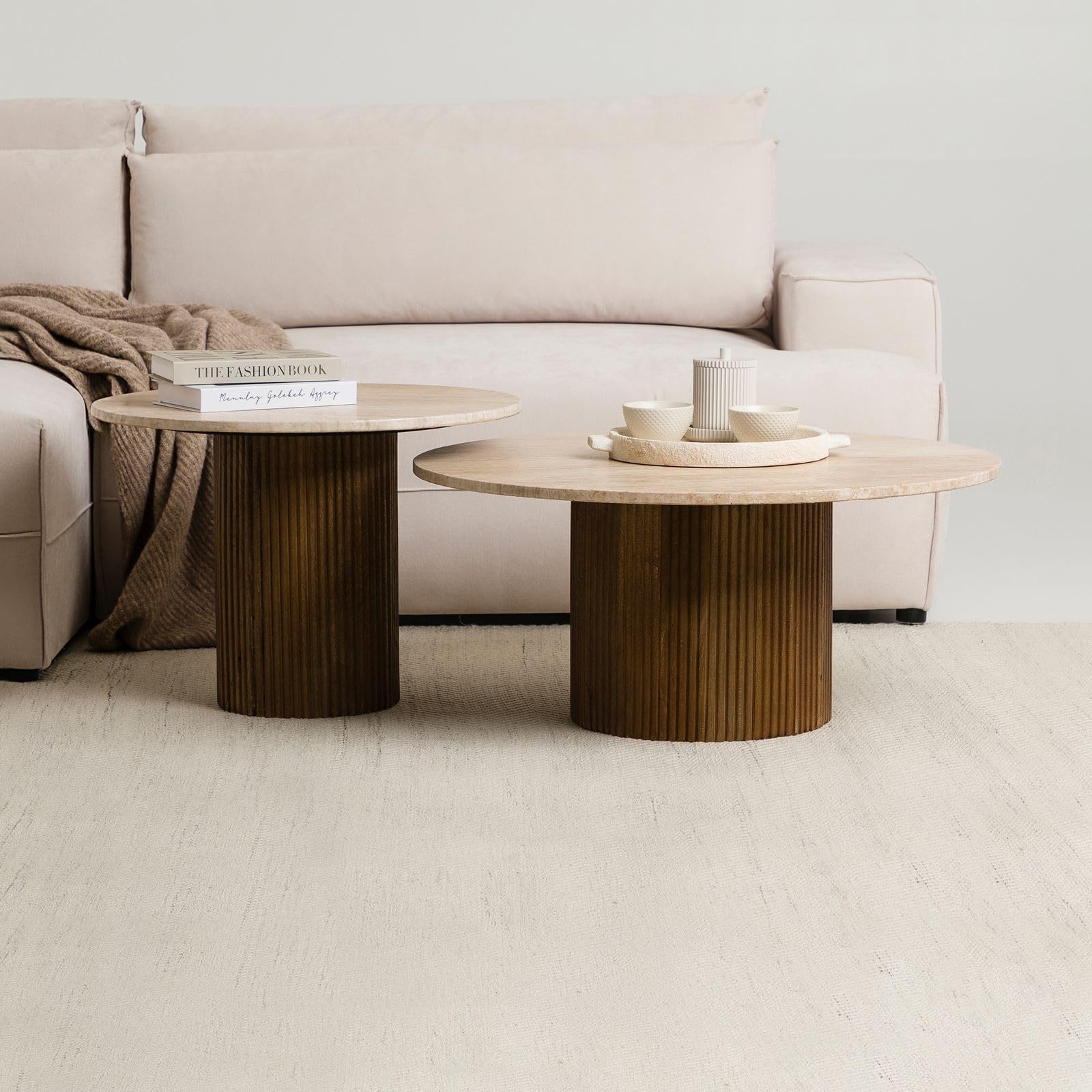 IDIMEX Couchtischset NARMADA/Mandi mit Tischplatte aus Travertin, Braun/Beige - Runder Beistelltisch im 2er Set, rundes Holzgestell aus Mangoholz, Wohnzimmertisch, Coffee Table