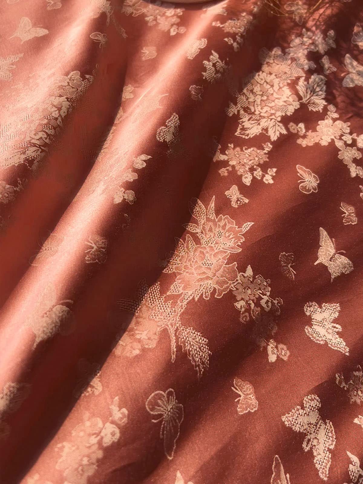 Brokatowa satynowa tkanina kwiatowa do samodzielnego szycia, pomarańczowy motyl imitacja kwiatu bawełniana zasłona pasterska ciemny wzór ręcznie robiona letnia piżama cheongsam szycie 150X50cm