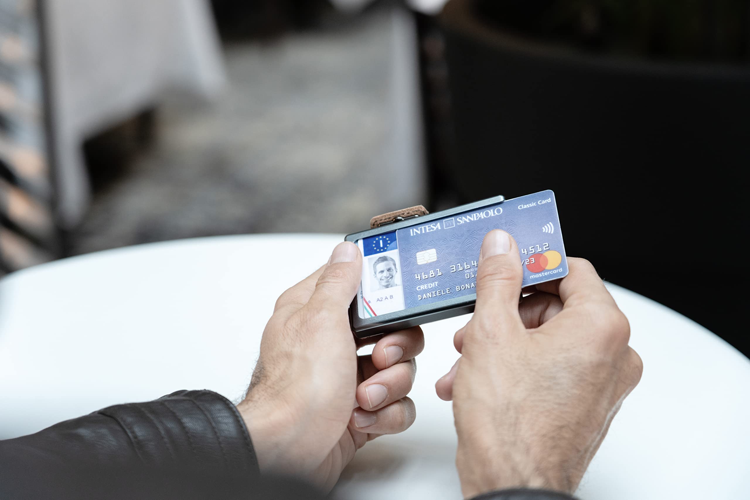 MONDRAGHI® Mini-Wallet. Ultraleichte Geldbörse mit Narbenleder. Kleiner Geldbeutel mit RFID-Schutz-Chip - Kartenetui mit Leichtmetallrahmen | Racing Orange