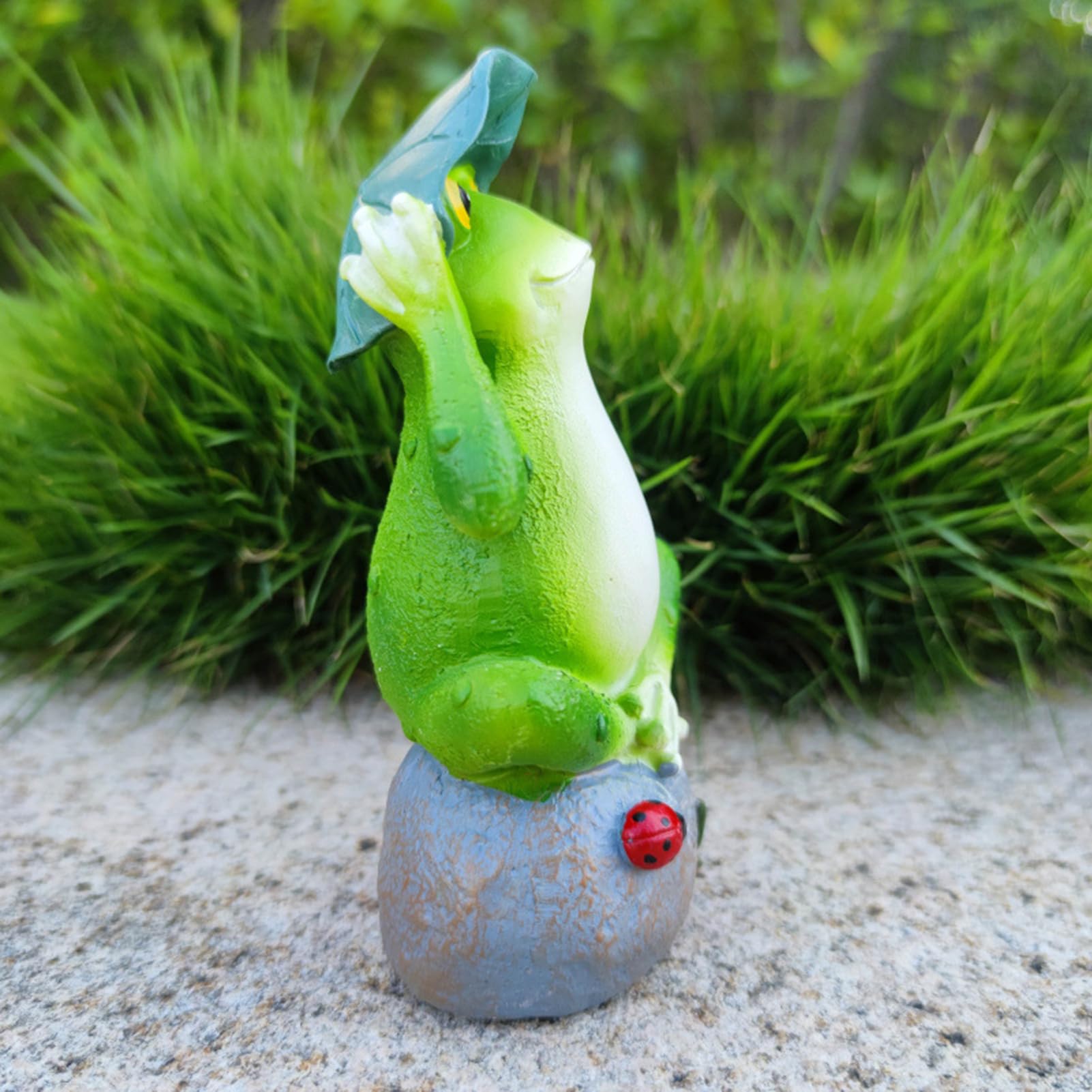 Statue da Giardino di Rana Seduta su Statuetta di Pietra Resina Decorazioni per Esterni per Patio Prato Cortile Alto 5.8 Pollici,Arredamento da Giardino,Verde,8.5 * 7 * 14.8cm