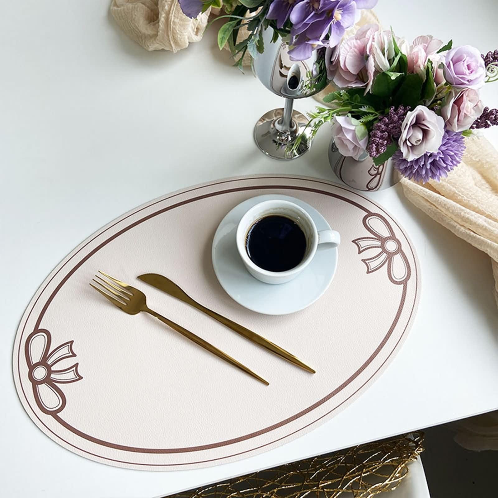 Napperon Table Salle a Manger 6 PCS, 30 x 45 CM Café Napperon Table Salle à Manger Antidérapant Cuir, Ovale avec Motif Nœuds Papillons