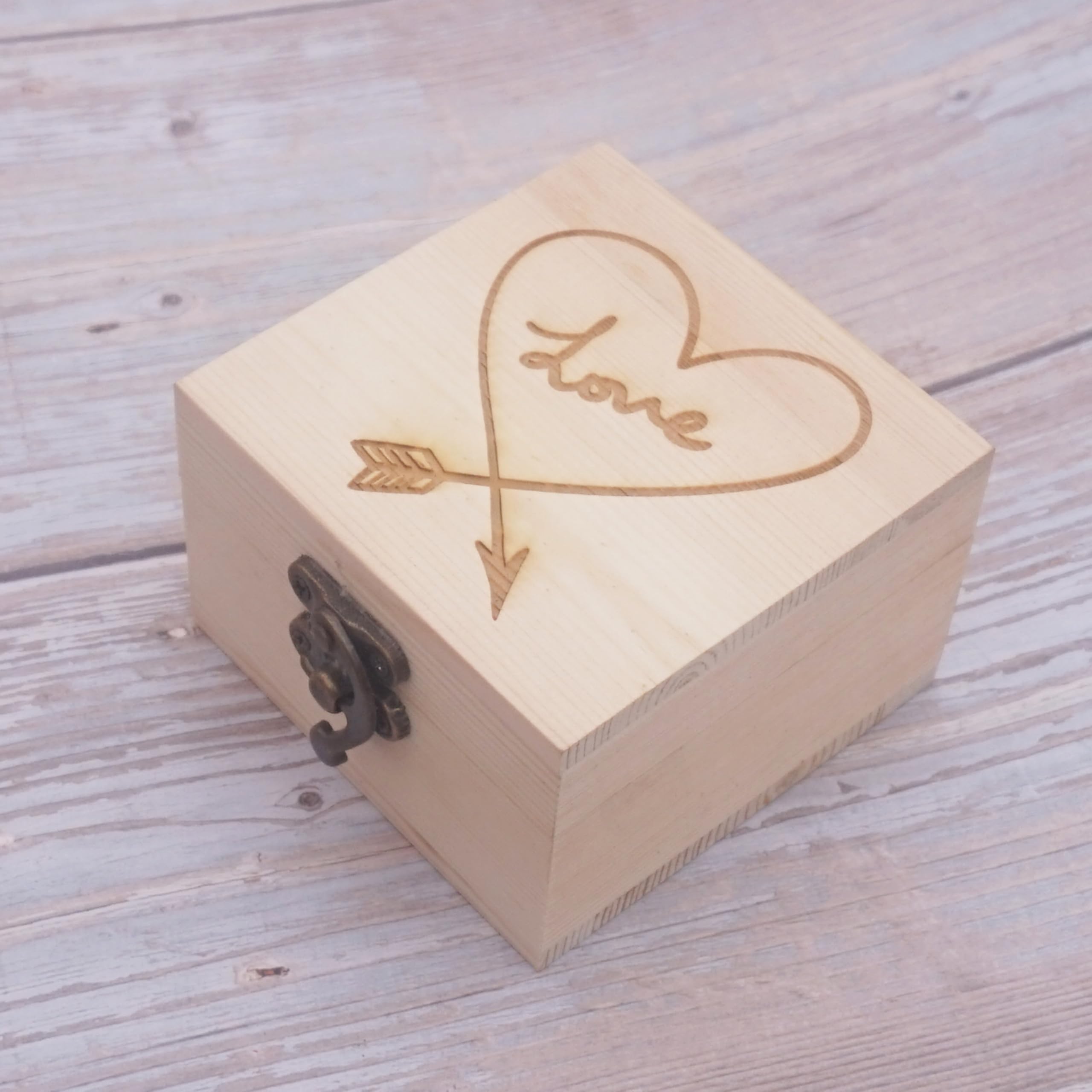 Handcrafted Pine Wood Box with LOVE Arrow Carving – 9×9×5.9 cm, Ideal for Jewelry, Watches, and Gift Packaging