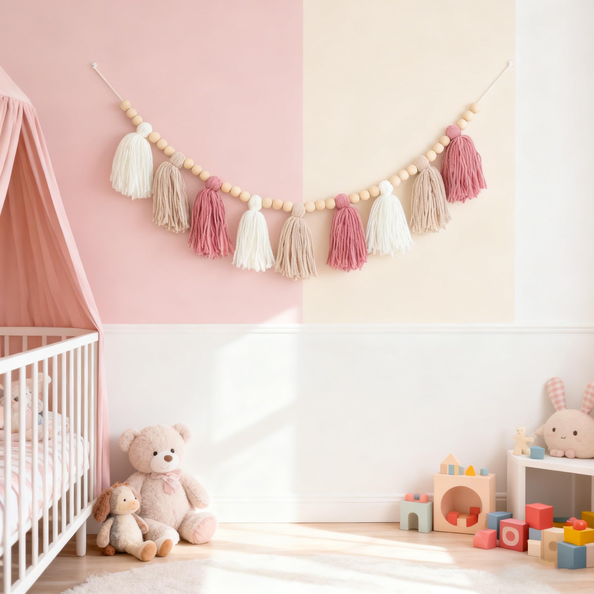 Guirnalda de borlas de lana rosa caqui blanca con cuentas de madera para baby shower