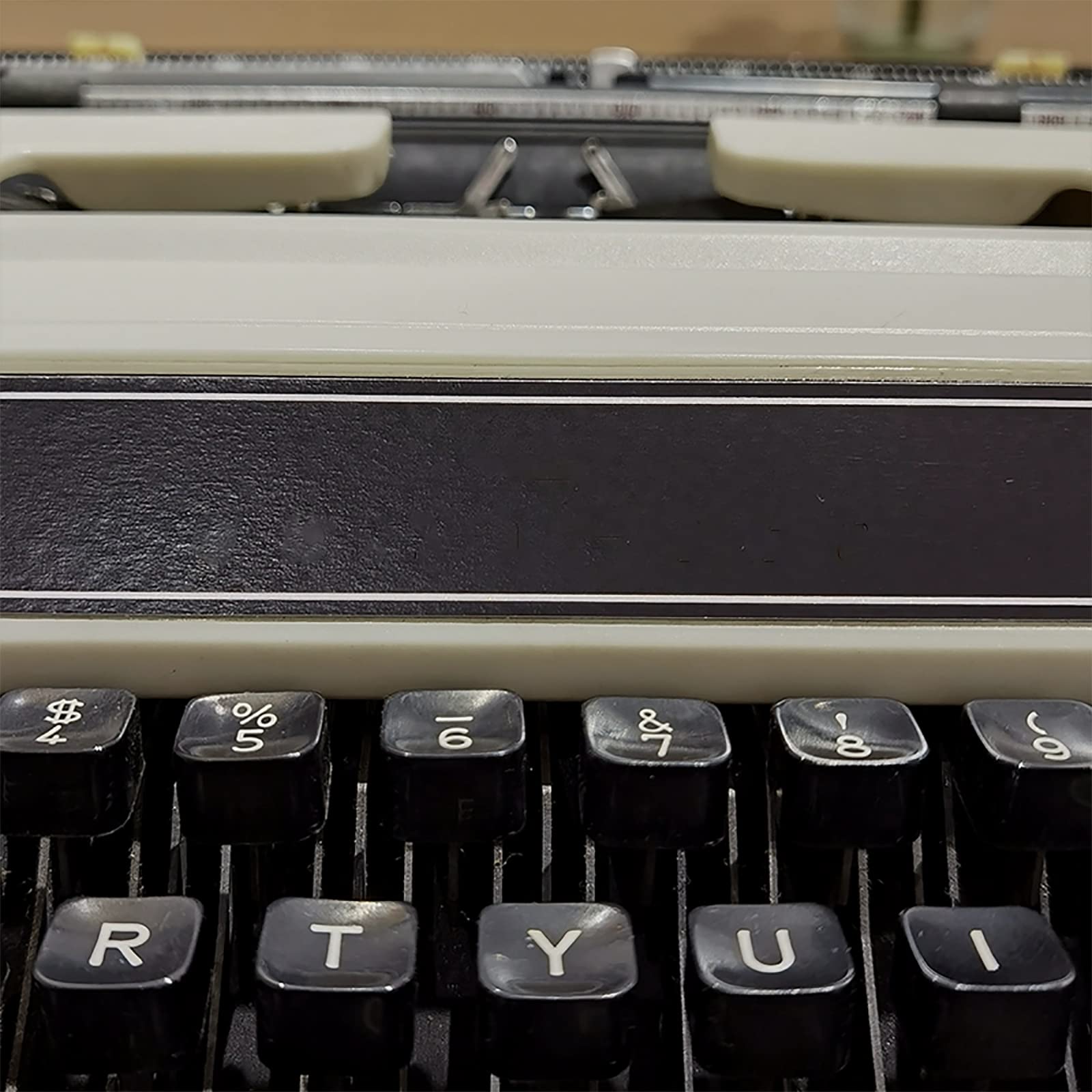 Traditionelle tragbare manuelle Schreibmaschine, mechanische englische Schreibmaschine, mit Koffer zum Tragen, zum Aufzeichnen von Notizen, Briefen, Memoiren