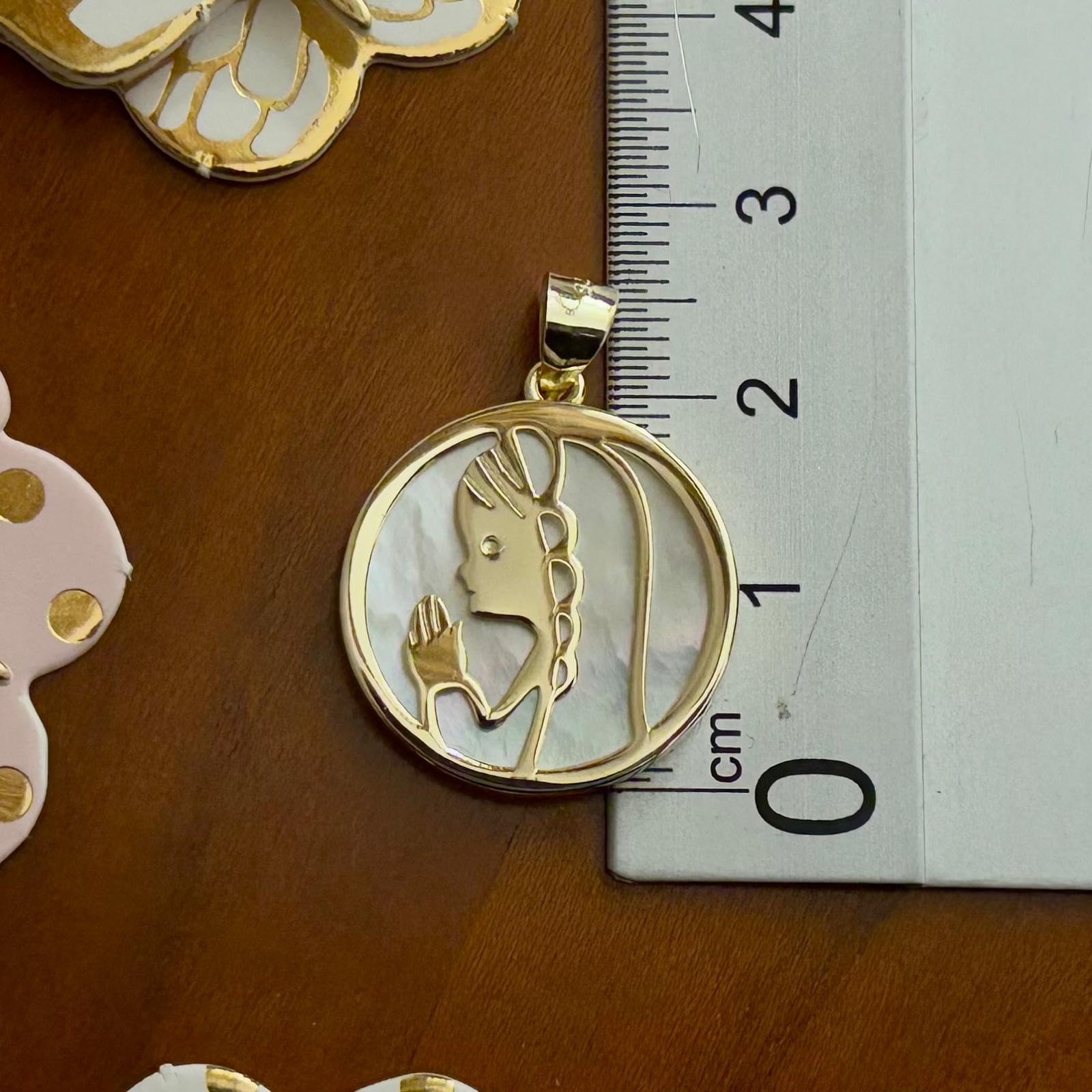 Medalla Primera Comunión Virgen Niña de Plata de ley bañada en Oro con Nácar 20mm