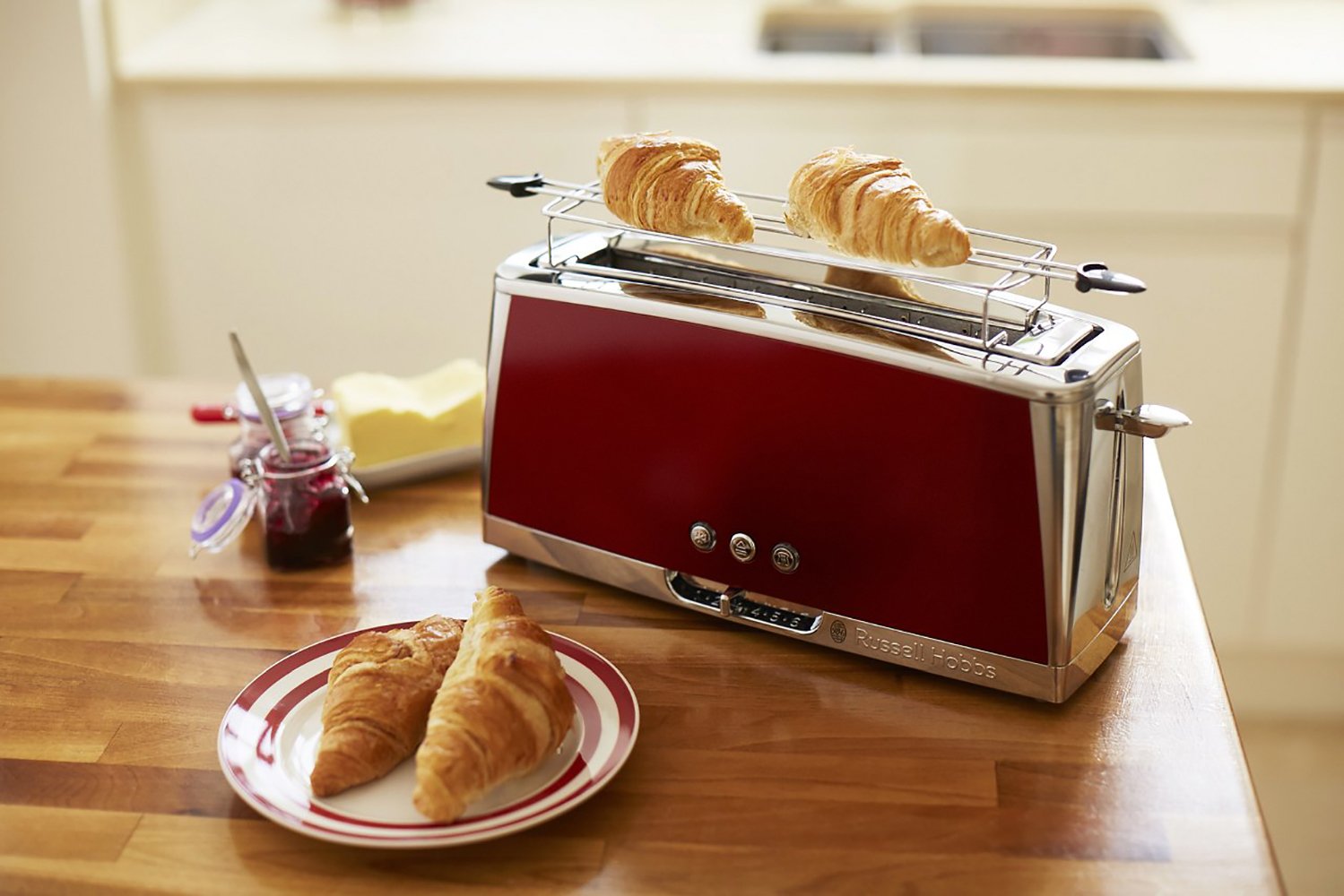 Russell Hobbs toster, szybkie opiekanie, funkcja rozmrażania, szerokie otwory, funkcja podnoszenia tostów, tacka na okruchy i ruszt na bułki, moc 1420W, czerwony, Luna 23250-56