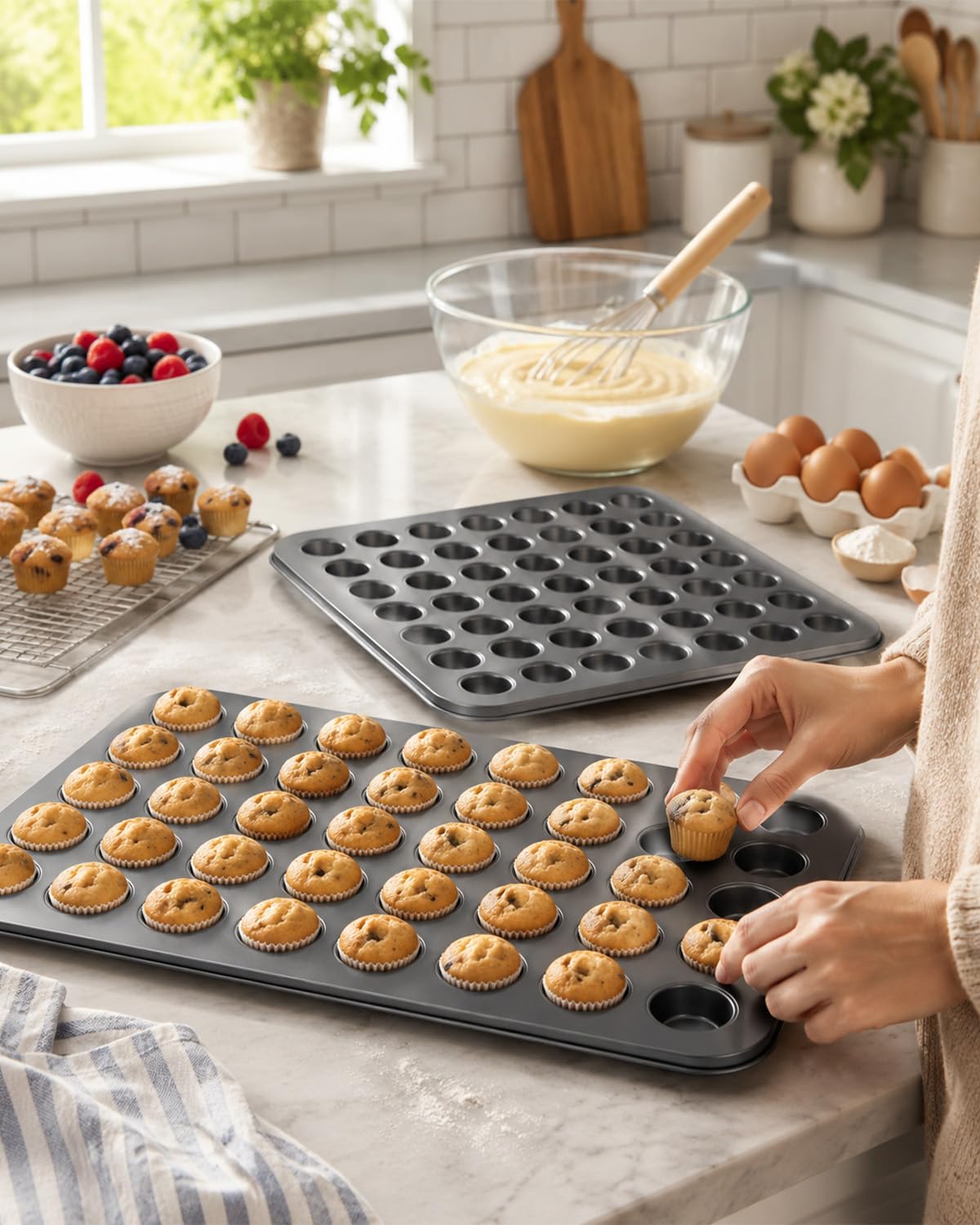 Muffinform, 2 Stück, Mini-Muffinform für 48 Muffins, Mini-Cupcake-Formen zum Backen von Käsekuchen, Heckklappe, Partyzubehör, spülmaschinenfest, 40 x 32 x 2 cm