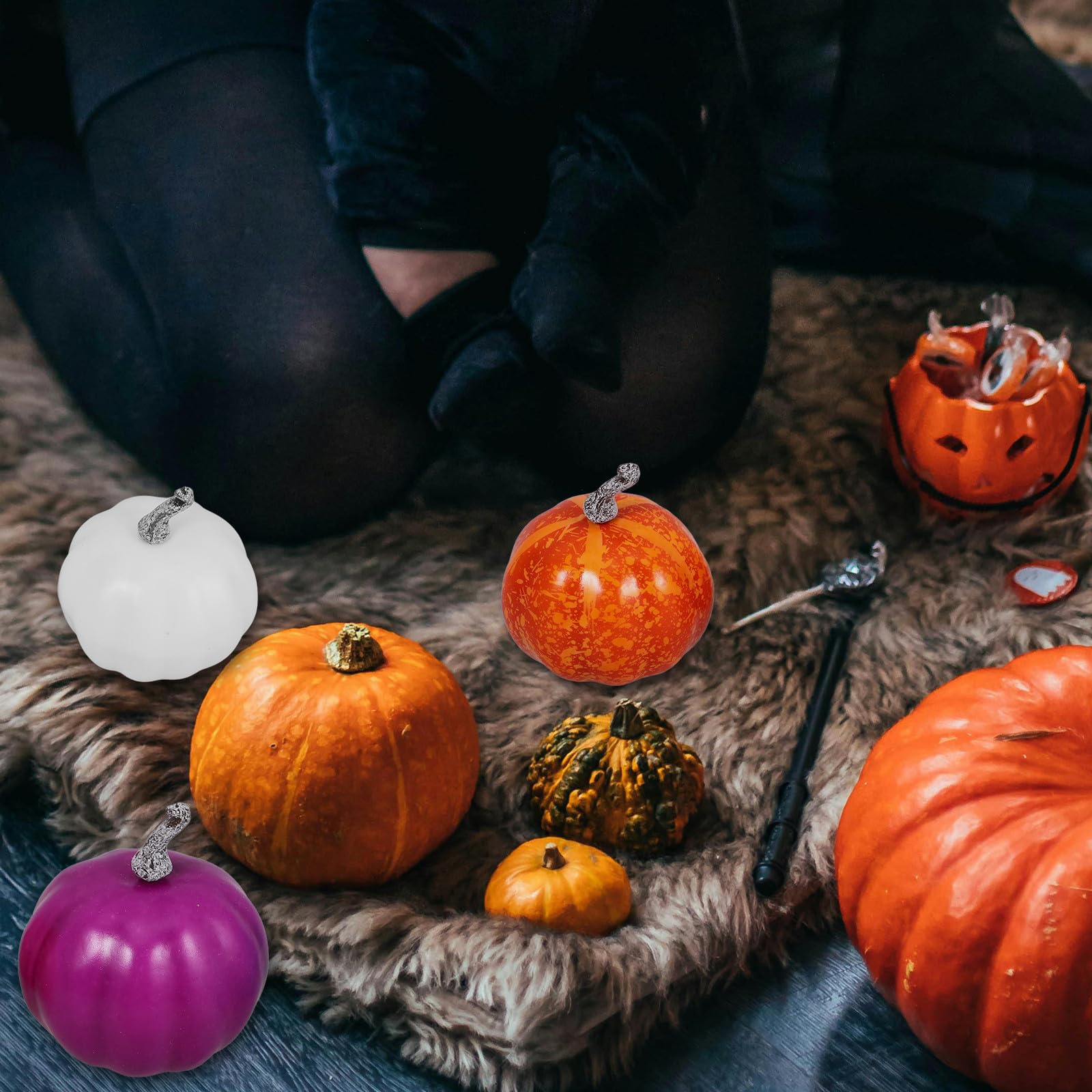 SOLUSTRE 48 Stück Kleiner Kürbisse aus Schaumstoff für Halloween Dekoration Realistische und Wartungsfreie Deko für Drinnen und Draußen im Herbstlichen Stil