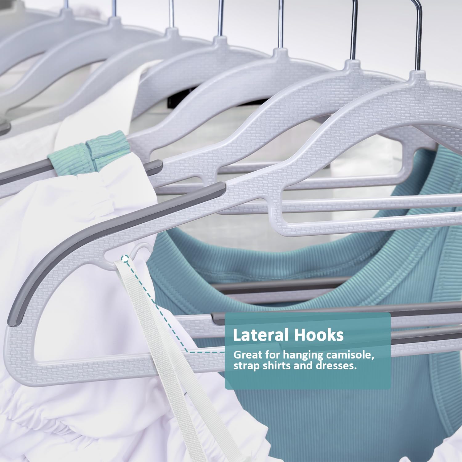 Grucce in plastica resistente, confezione da 50, antiscivolo, design salvaspazio, sottili 0,5 cm, grucce in plastica per camicie, pantaloni e indumenti bagnati/asciutti, grigio chiaro e