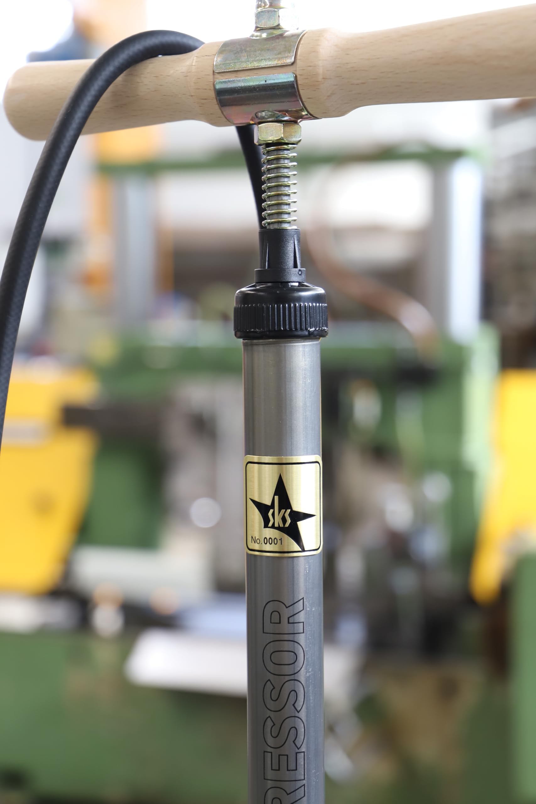 SKS Germany Pompe à Pied RENNKOMPRESSOR60 (y Compris la tête de Valve MV Easy (SV, AV, DV) et SKS CLIK TEC, manomètre de précision, Tube en métal, Pied en Fonte, poignée en Bois, Pression Max. : 16