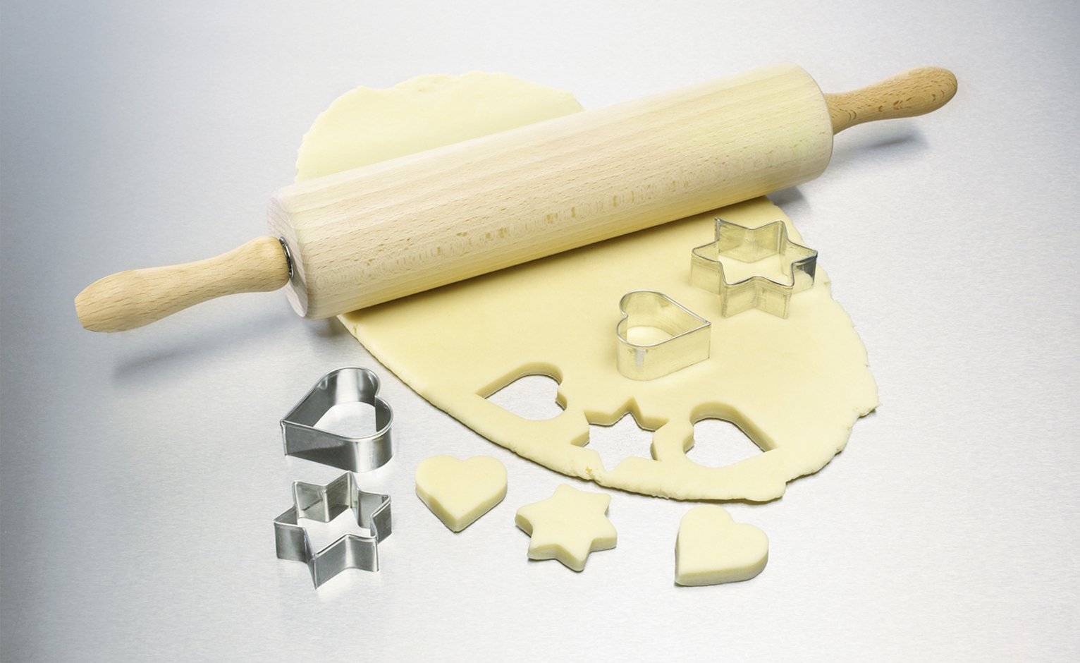 Dr. Oetker Ausstecherset "Leckere Weihnachtsplätzchen und Kekse für die kalte Jahreszeit", Teigroller aus Holz mit Ausstechformen aus Edelstahl und Linzer Ausstecher, Menge: 1 x 3er Set