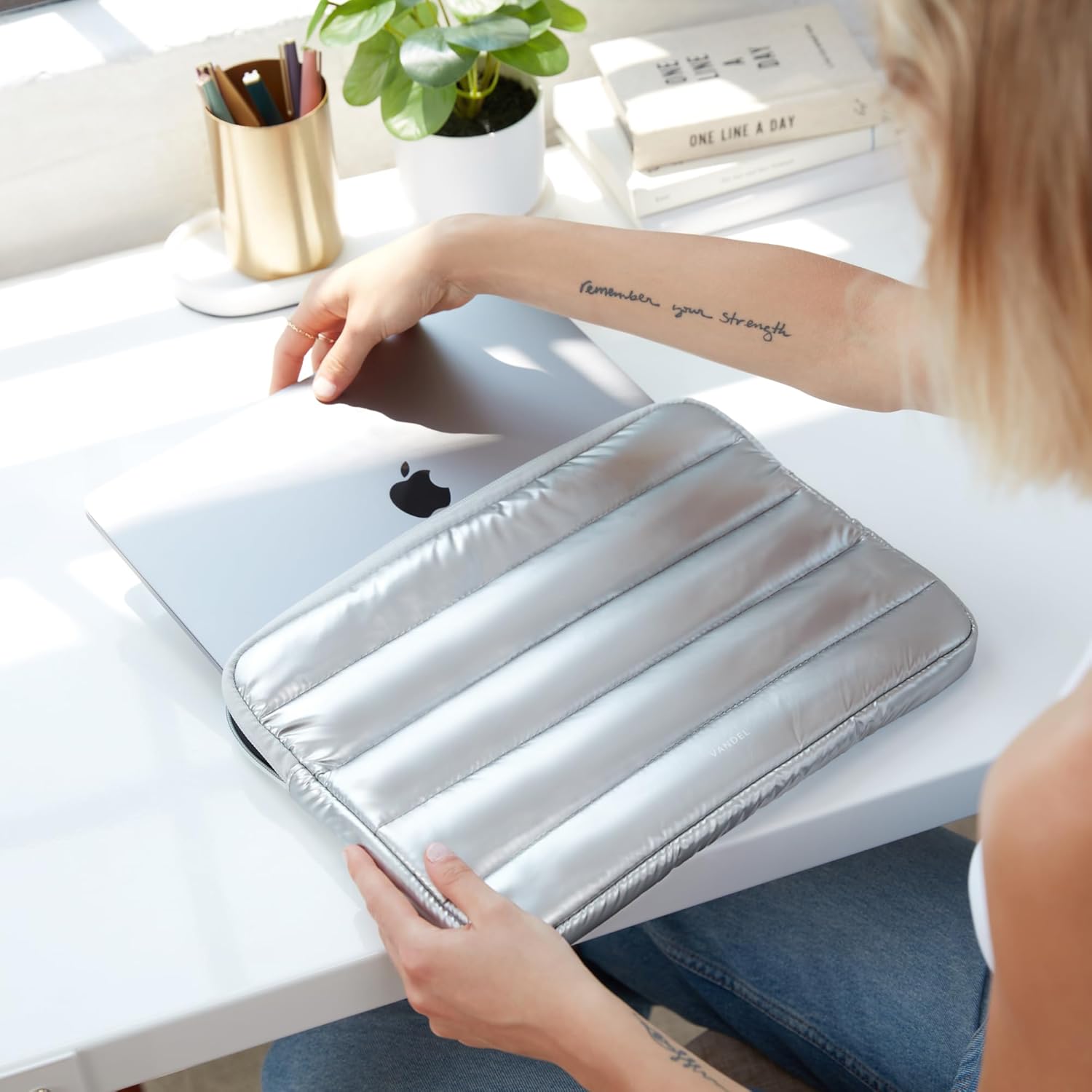 VANDEL - The Original Puffy Laptop Sleeve 13-14 Inch. White Laptop Sleeve for Women. Carrying Case Cover MacBook Pro 14 in, MacBook Air 13 Inch, iPad Pro 12.9, Dell, Asus, HP
