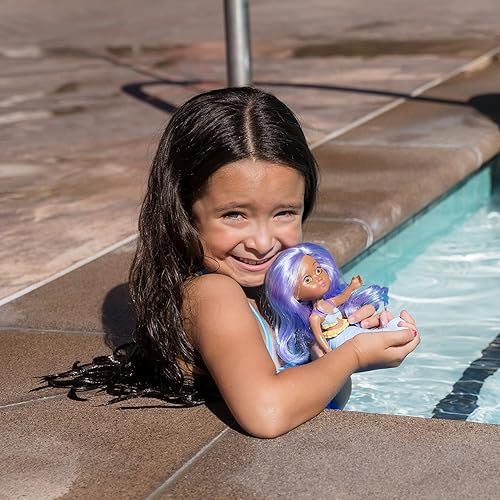 Vista 7 de ADORA Water Wonder - Muñecas de sirena con cola que cambia de color en agua fría, muñeca de bebé de juguete de 7 pulgadas con cintura móvil, regalo