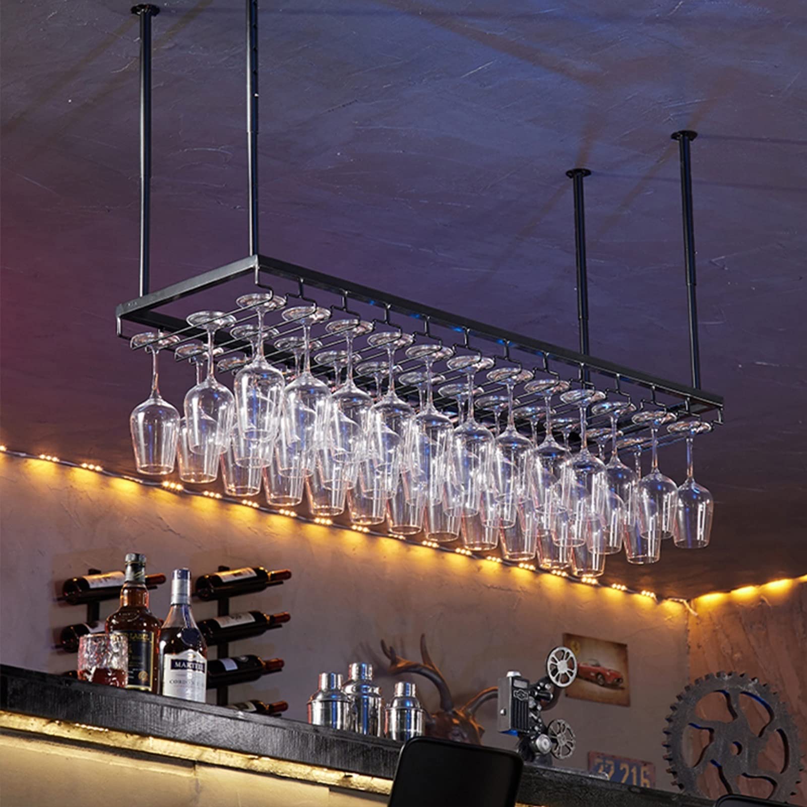 Étagère de bar suspendue au plafond pour libérer l'espace de comptoir