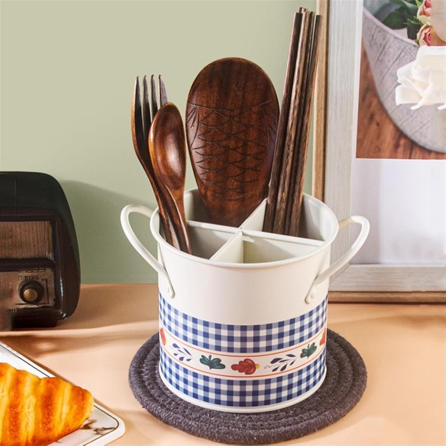 4つのコンパートメント付きキッチン用品ホルダー、大きな金属製食器キャディ乾燥ラック、取り外し可能な仕切りとハンドル付き調理器具オーガ