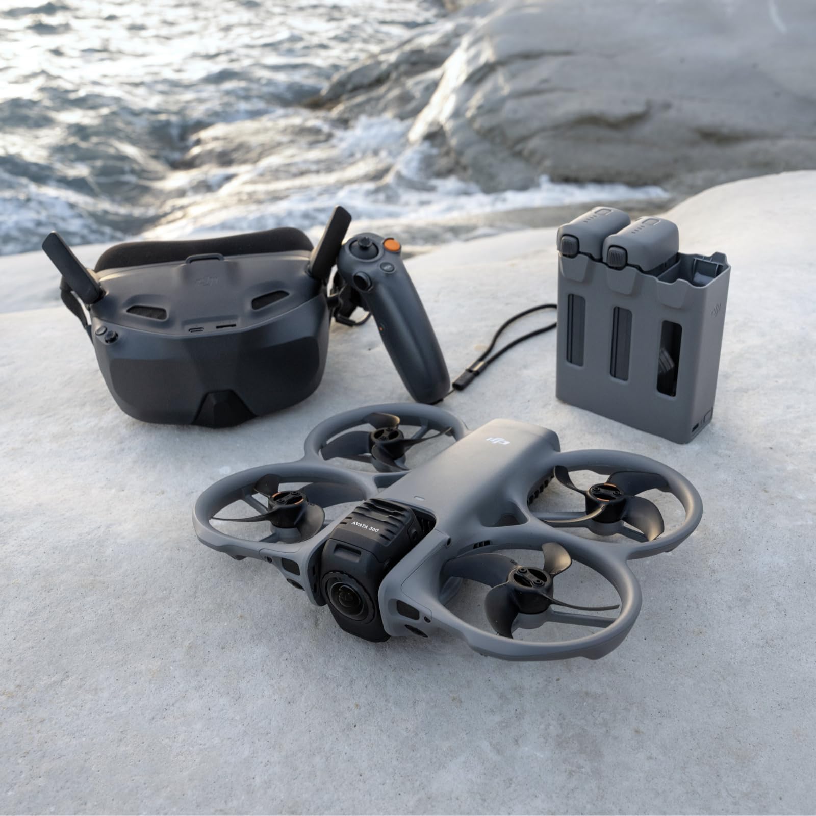 DJI Avata 360 Combo Motion Fly More con accessori, drone a 360° con imaging 8K da 1 pollice, paraelica, Include Goggles N3 e RC Motion 3, Pad di atterraggio (Memory Card Combo)