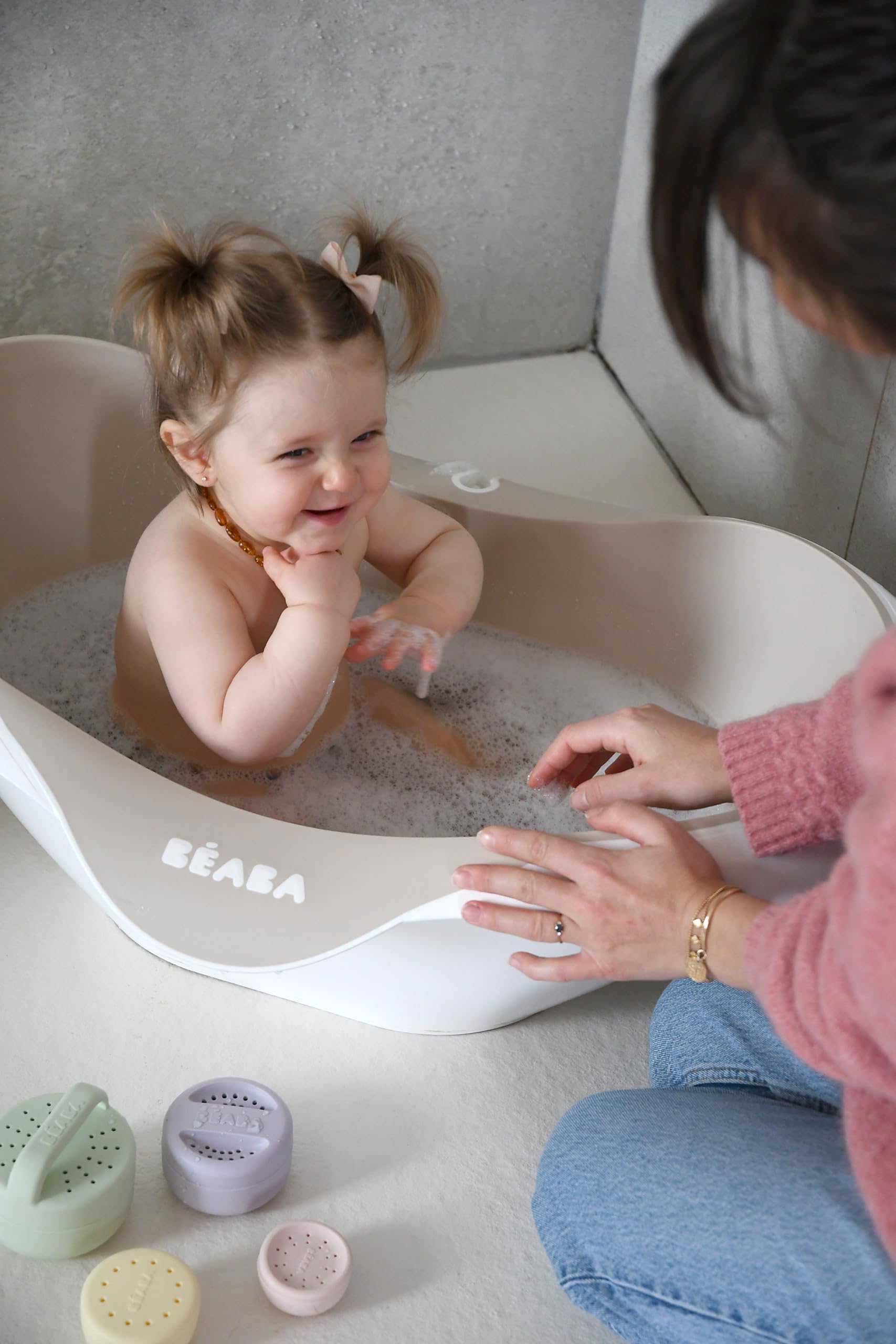 BÉABA, Bañera para Bebé, Antideslizante y Confort, Made in France, Material Suave y Flexible, Multifunción, Ergonómica, Tapón de Desagüe, Camélé'O, Terreno Argilloso